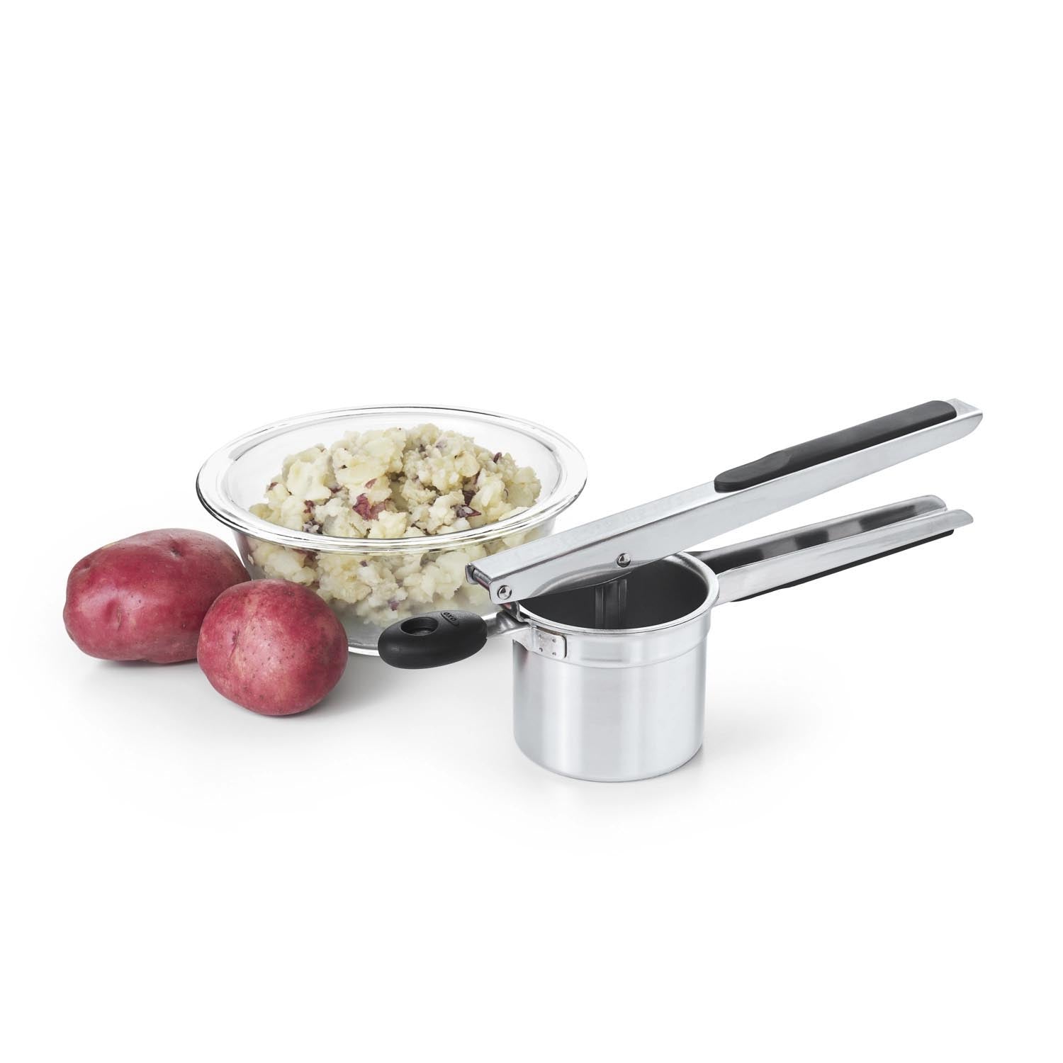 Hochwertiger OXO Kartoffelstampfer aus Edelstahl, ergonomisch geformt, ideal für müheloses Pürieren, robust und spülmaschinenfest.