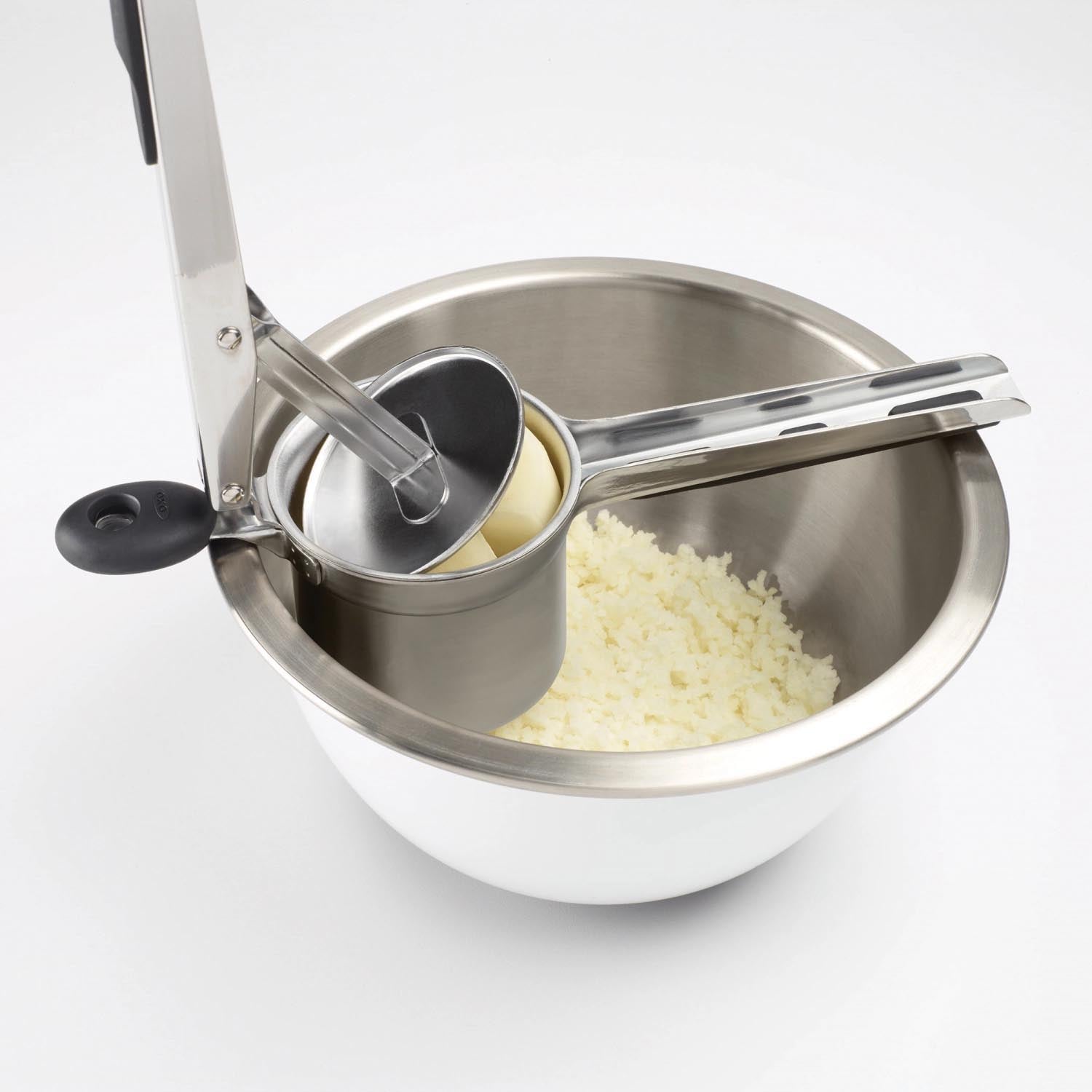 Robuster OXO Kartoffelstampfer aus Edelstahl, ergonomisch und spülmaschinengeeignet, perfekt für einfaches und effizientes Pürieren.