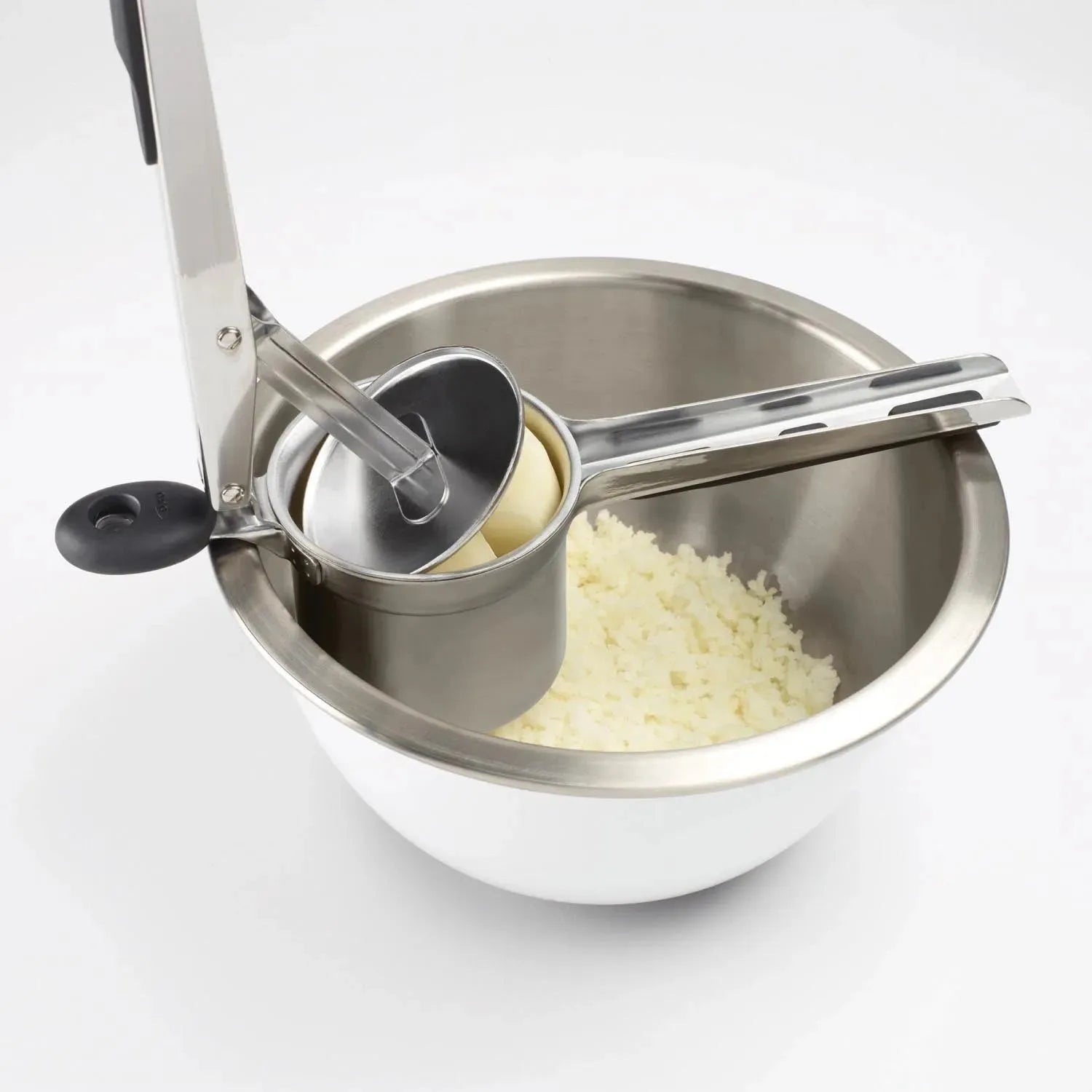 Robuster OXO Kartoffelstampfer aus Edelstahl, ergonomisch und spülmaschinengeeignet, perfekt für einfaches und effizientes Pürieren.