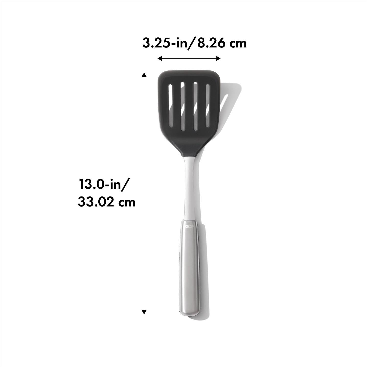 Der OXO Good Grips Silikon-Wender aus Stahl ist hitzebeständig, schont beschichtete Pfannen und liegt ergonomisch in der Hand.