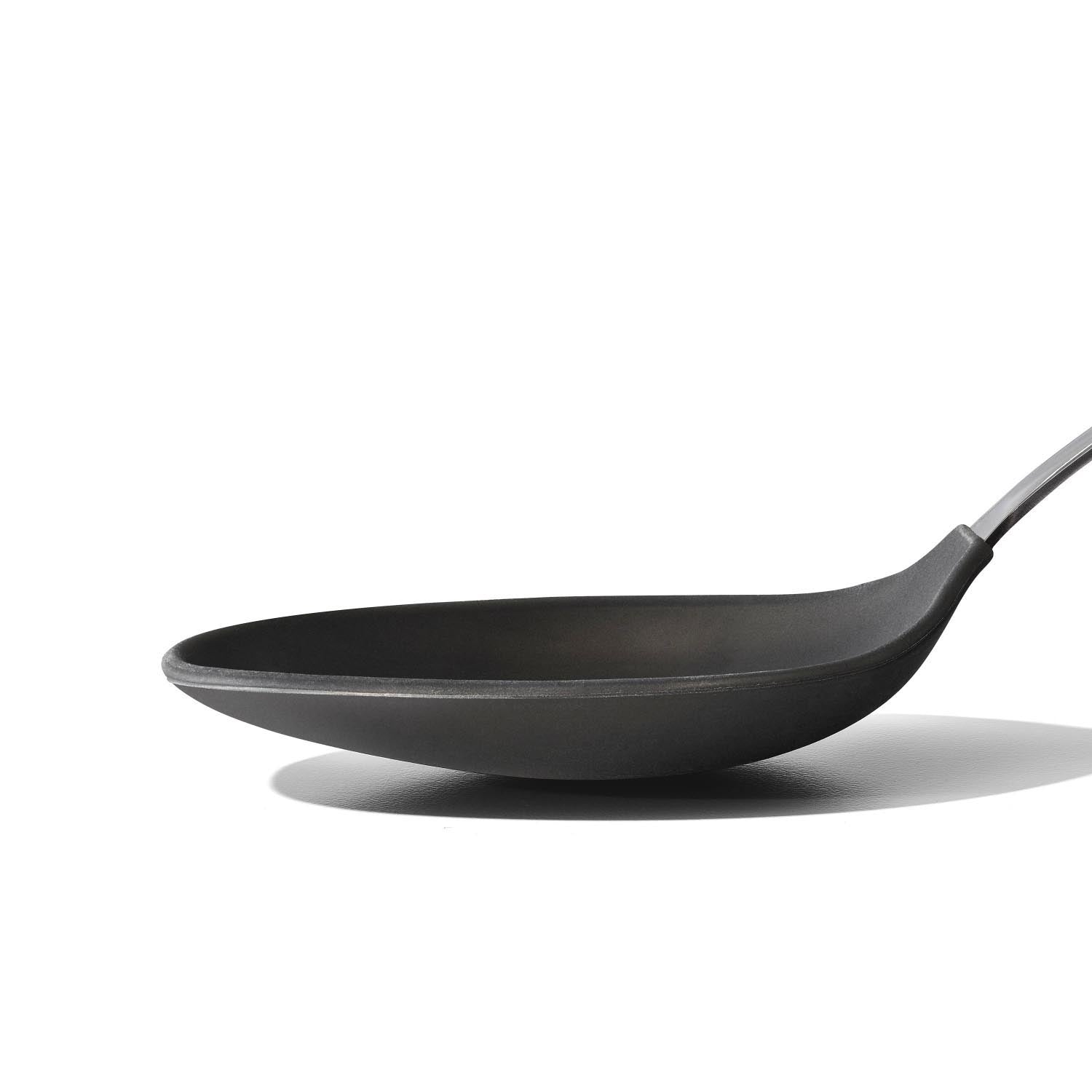 Der OXO Good Grips Schöpflöffel aus Stahl mit Silikon ist ideal für präzises Servieren und schützt Ihre Töpfe vor Kratzern.