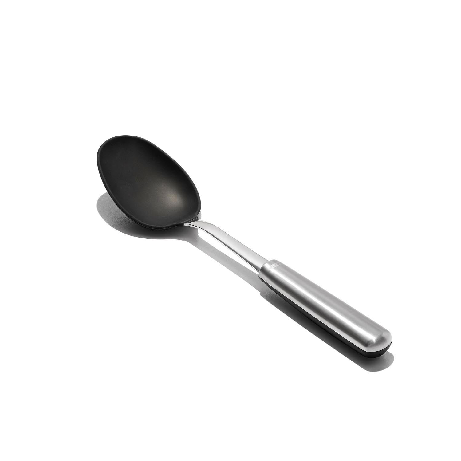 Der OXO Good Grips Schöpflöffel aus Edelstahl mit Silikon ist ideal zum Servieren und schützt empfindliche Kochgeschirr-Oberflächen.