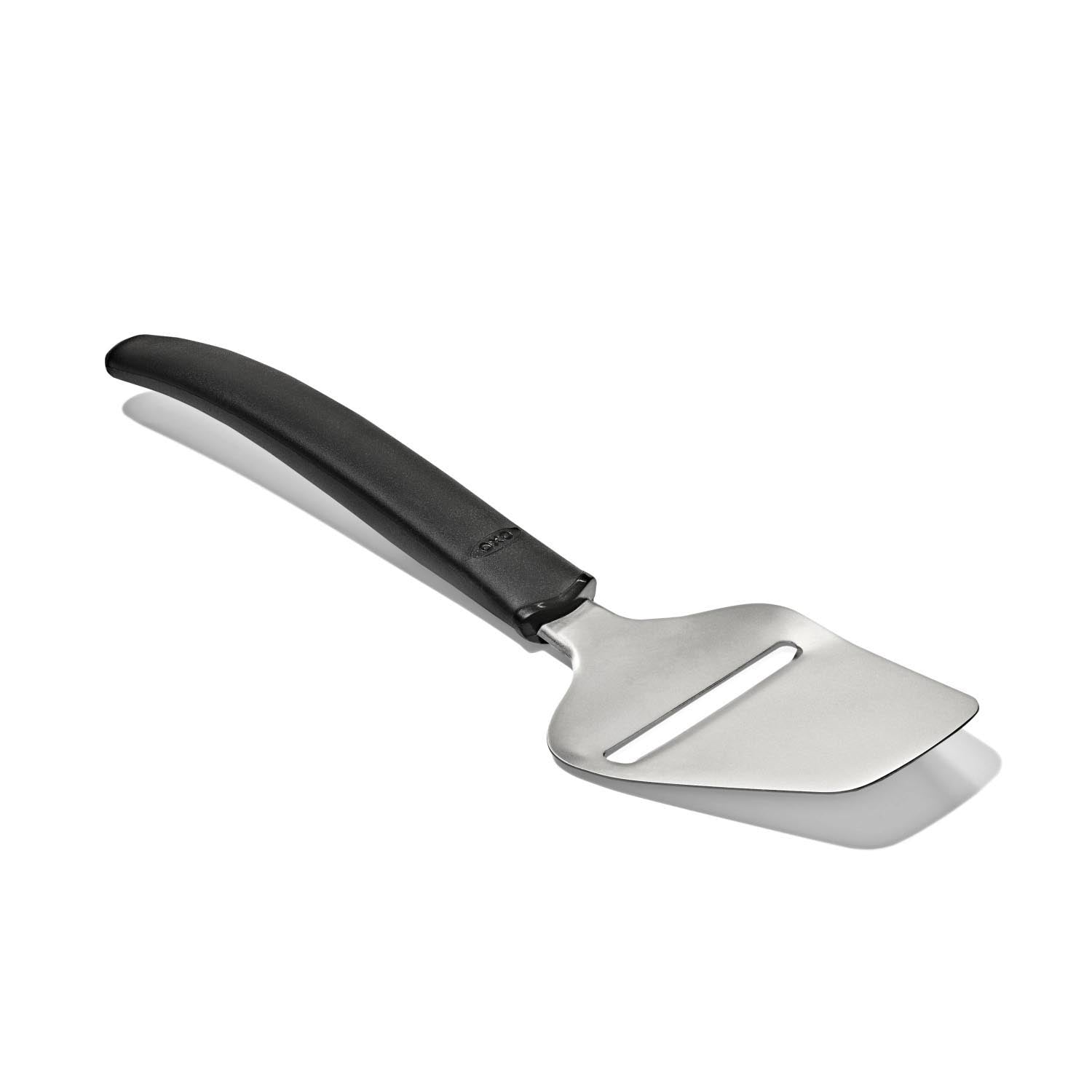 Der OXO Good Grips Käseschneider bietet müheloses Schneiden dank Antihaft-Beschichtung und ergonomischem Griff für perfekten Komfort.