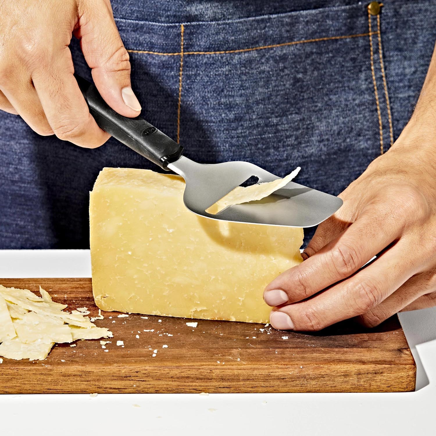 Der OXO Good Grips Käseschneider ermöglicht müheloses Schneiden mit Antihaft-Beschichtung und ergonomischem Griff für optimalen Komfort.