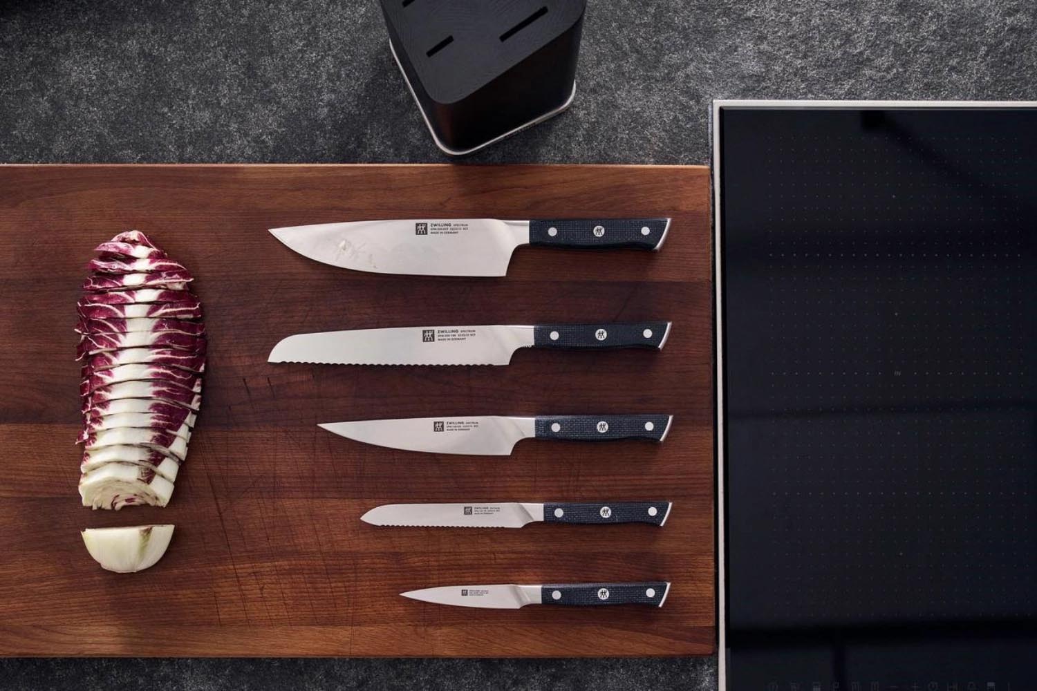 Das Zwilling Spectrum Universalmesser 130mm bietet präzises Schneiden mit scharfer Klinge und ergonomischem Griff.