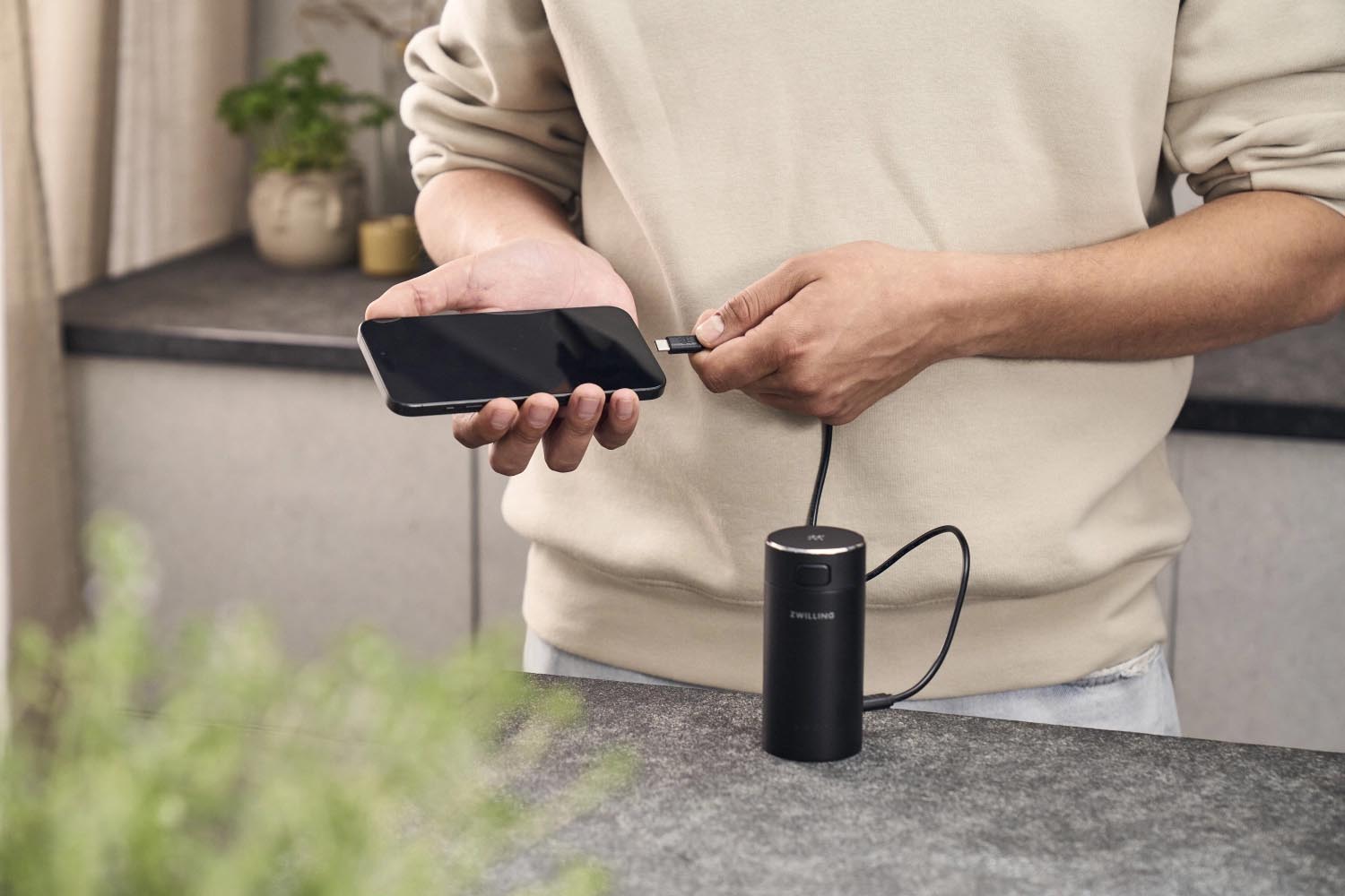 Xtend Ladegerät von Zwilling: Kompakt, mit Powerbank-Funktion, ideal für unterwegs, tragbar und praktisch für Reisen.