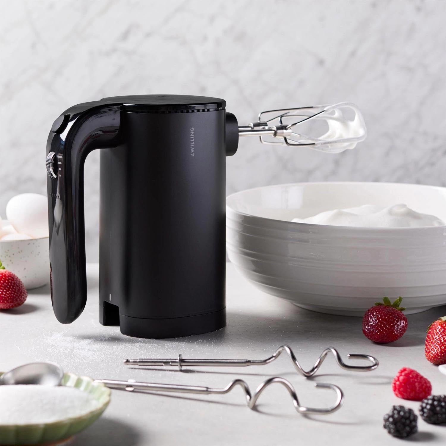 Das Xtend Akku Handmixer Starter Set von Zwilling bietet kabellose Freiheit und kraftvolle Leistung für kreatives Kochen.