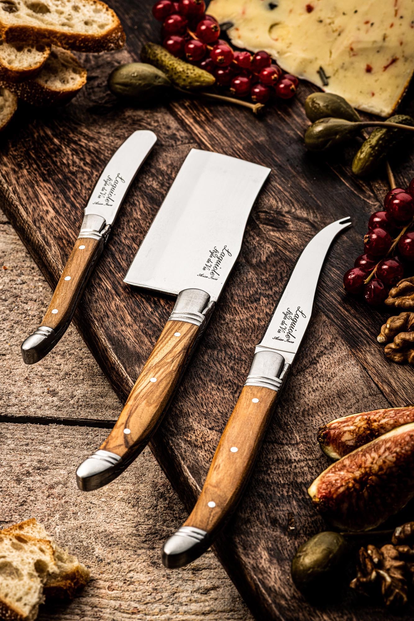 Exklusives Käsemesserset von Forged mit Griffen aus Olivenholz, perfekt für das stilvolle Schneiden und Anrichten von Käse.