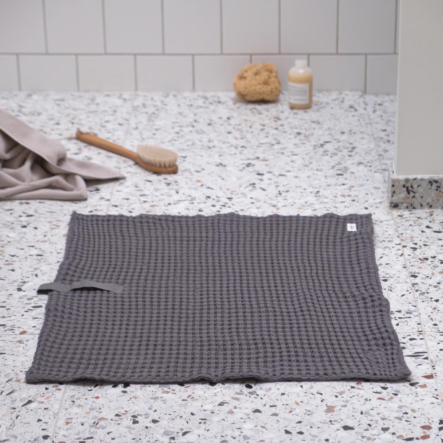 Luxuriöse Badematte aus Bio-Baumwolle, 80x55cm, in dunklem Grau. Stilvoll, nachhaltig und angenehm weich.