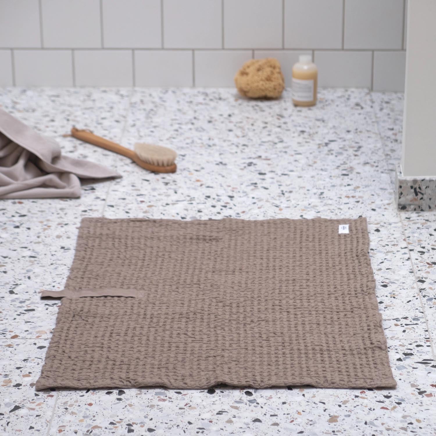 Luxuriöse Badematte aus Bio-Baumwolle, 80x55cm, in Clay-Farbe, mit Waffelstruktur, nachhaltig und stilvoll von The Organic Company.