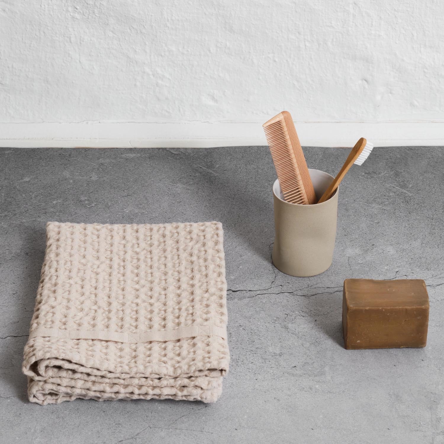 Luxuriöses Handtuch aus Bio-Baumwolle, 50x75cm, in Stone. Weiche Waffelstruktur, nachhaltig und stilvoll von The Organic Company.