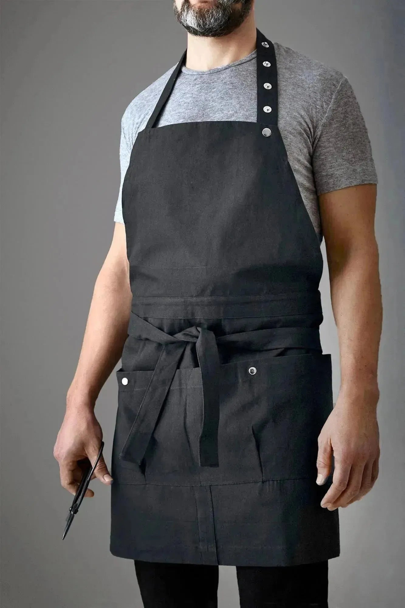 Stilvolle Schürze aus Bio-Baumwolle, 100x74cm, in Dunkelgrau. Perfekt für nachhaltiges Kochen mit Eleganz und Funktionalität.