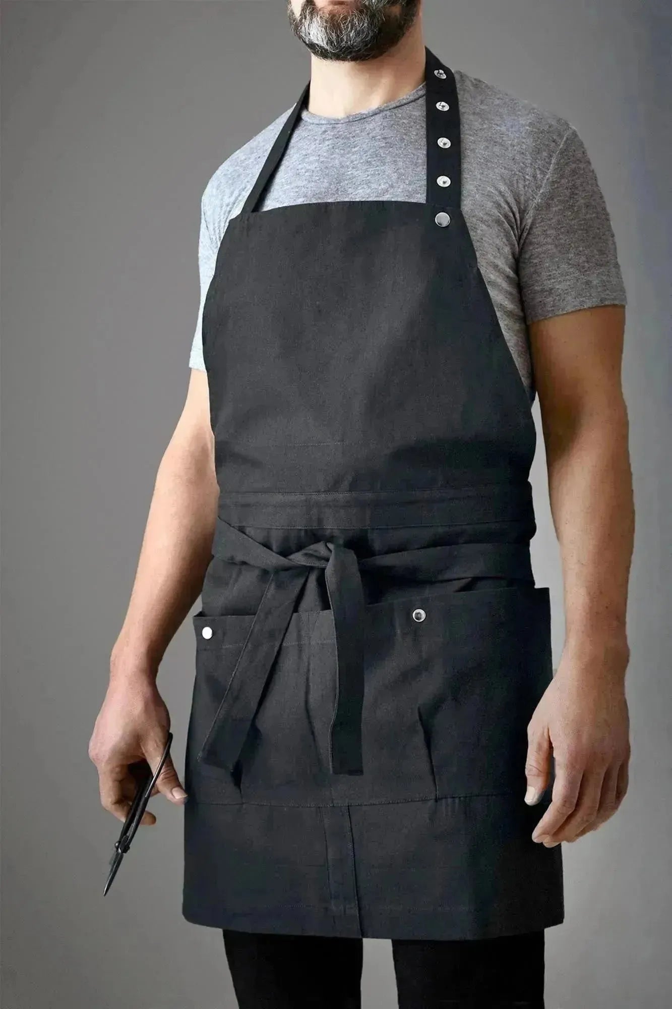 Stilvolle Schürze aus Bio-Baumwolle, 100x74cm, in Dunkelgrau. Perfekt für nachhaltiges Kochen mit Eleganz und Funktionalität.