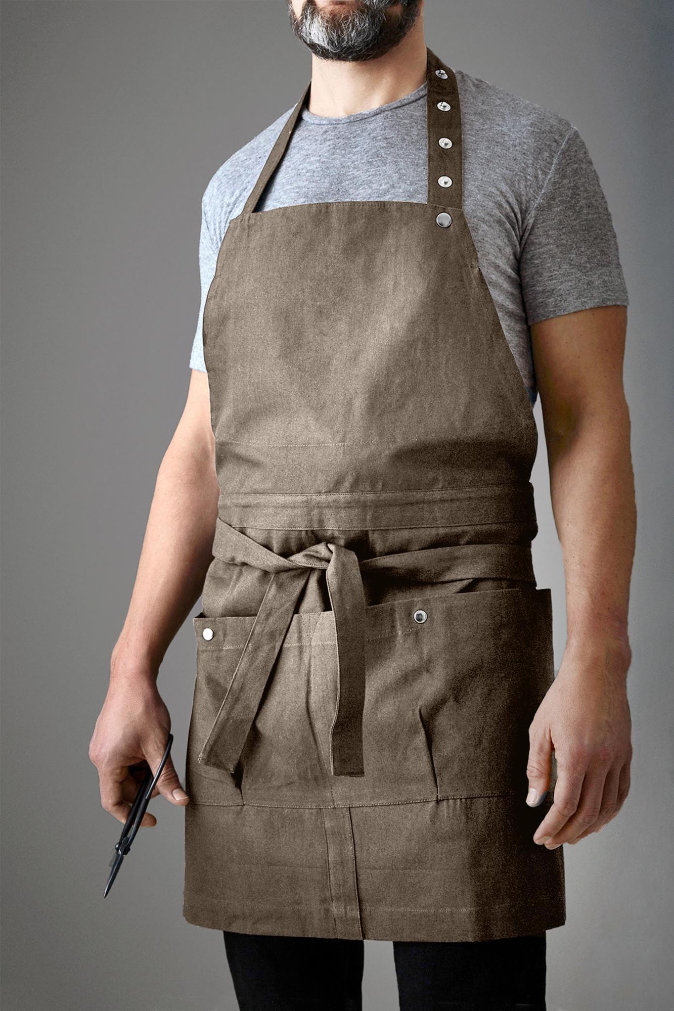 Hochwertige Kochschürze aus Bio-Baumwolle, 100x74cm, in elegantem Clay-Ton, nachhaltig und stilvoll von The Organic Company.