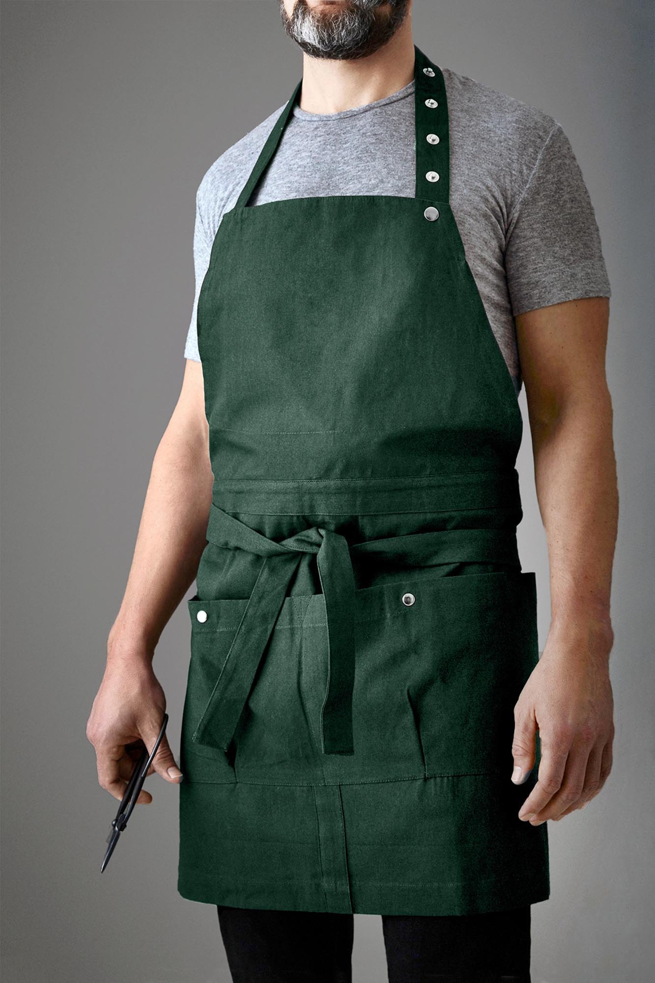 Hochwertige Kochschürze aus Bio-Baumwolle in Dunkelgrün, 100x74cm, von The Organic Company, stilvoll und nachhaltig.