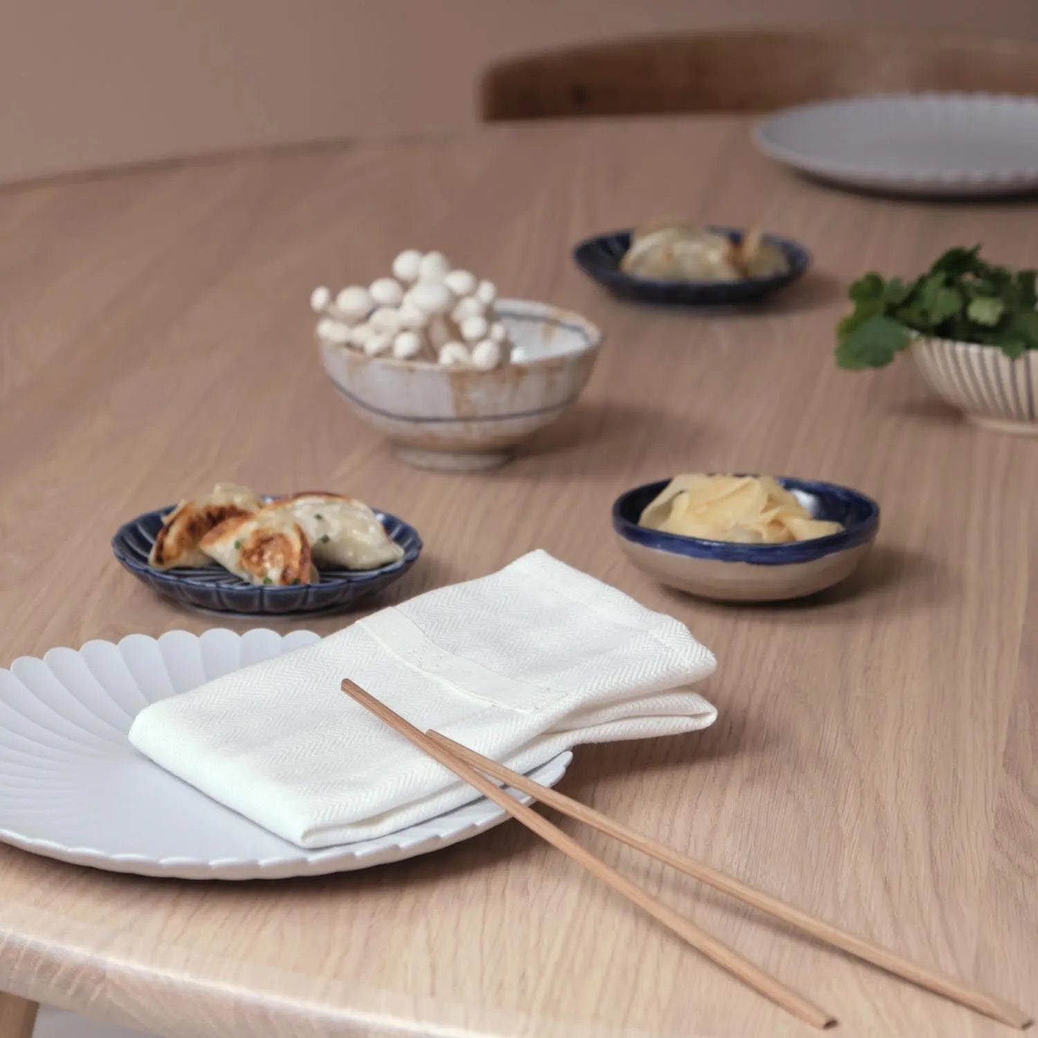 Elegantes 4er-Set Stoffservietten aus Bio-Baumwolle in Naturweiß, ideal für stilvolle Dinner und nachhaltige Tischdekoration.