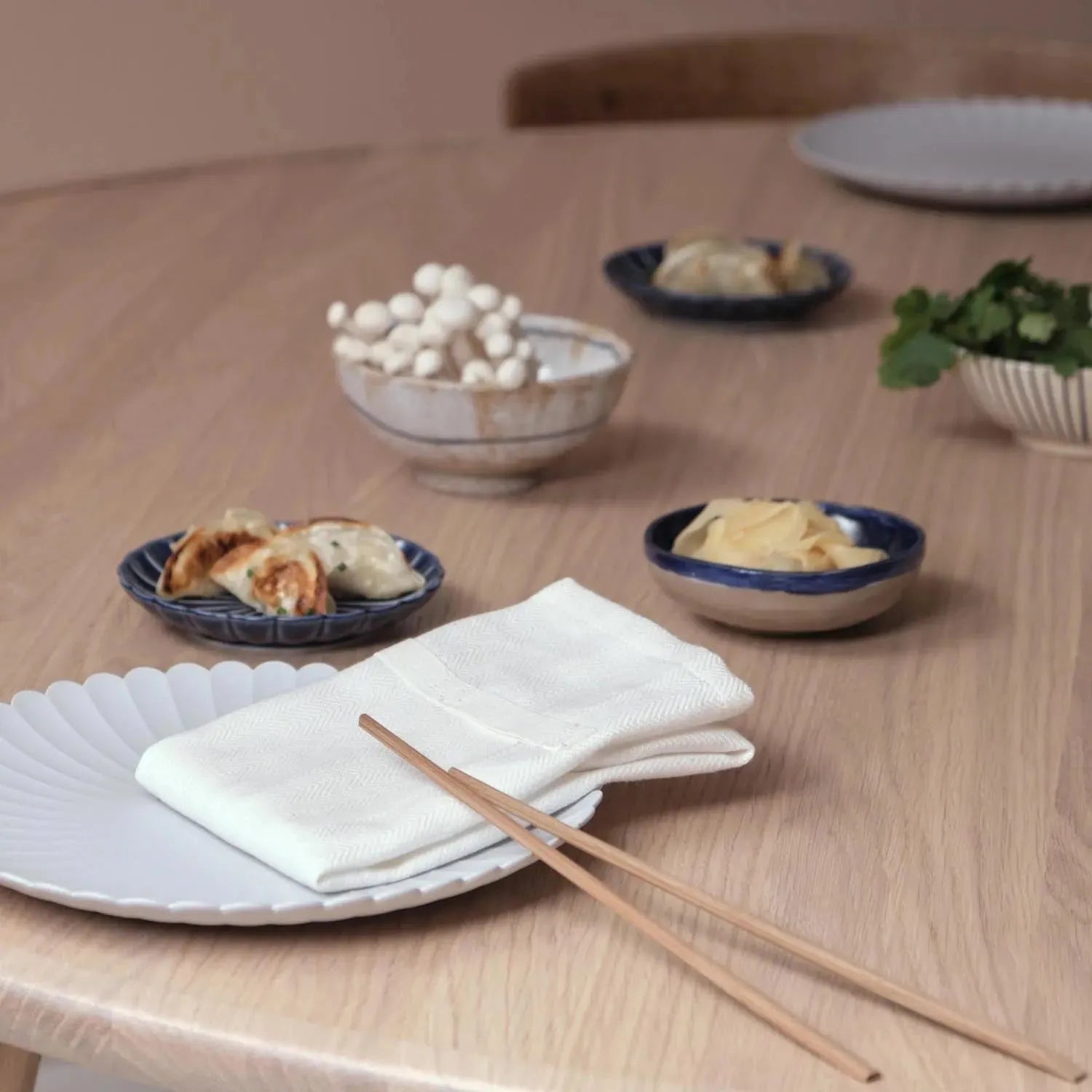 Elegantes 4er-Set Stoffservietten aus Bio-Baumwolle in Naturweiß, ideal für stilvolle Dinner und nachhaltige Tischdekoration.