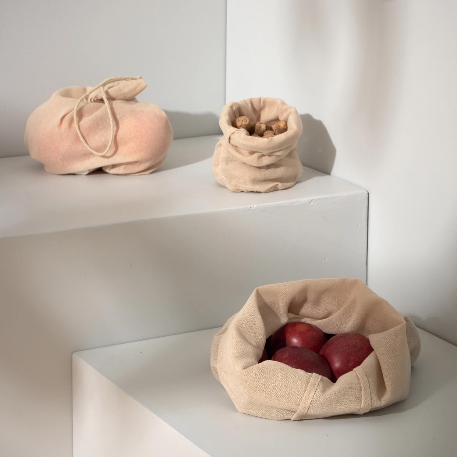 Praktisches 3er Set Food Bags aus Biobaumwolle in Stone von The Organic Company, perfekt für nachhaltige Lebensmittelaufbewahrung.
