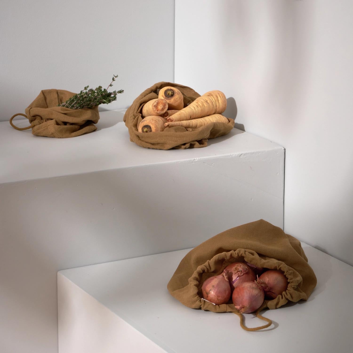 Set aus 3 khakifarbenen Bio-Baumwollbeuteln von The Organic Company, ideal für Lebensmittelaufbewahrung und umweltfreundlich.