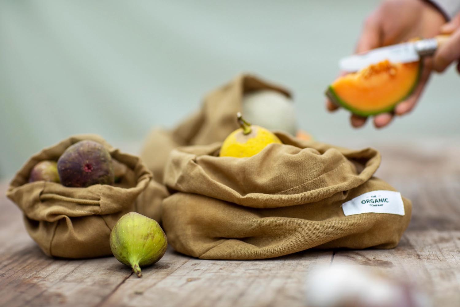 Nachhaltiges 3er Set khakifarbener Bio-Baumwollbeutel von The Organic Company, ideal für umweltfreundliche Lebensmittelaufbewahrung.