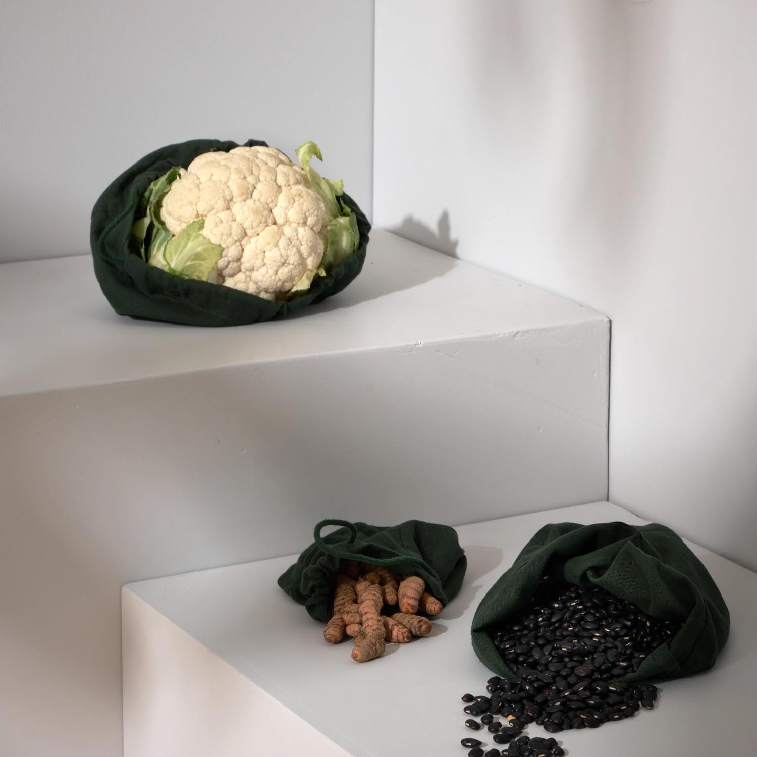 Nachhaltiges 3er-Set aus Bio-Baumwollbeuteln in Dunkelgrün, ideal für Lebensmittelaufbewahrung. Umweltfreundlich und wiederverwendbar.