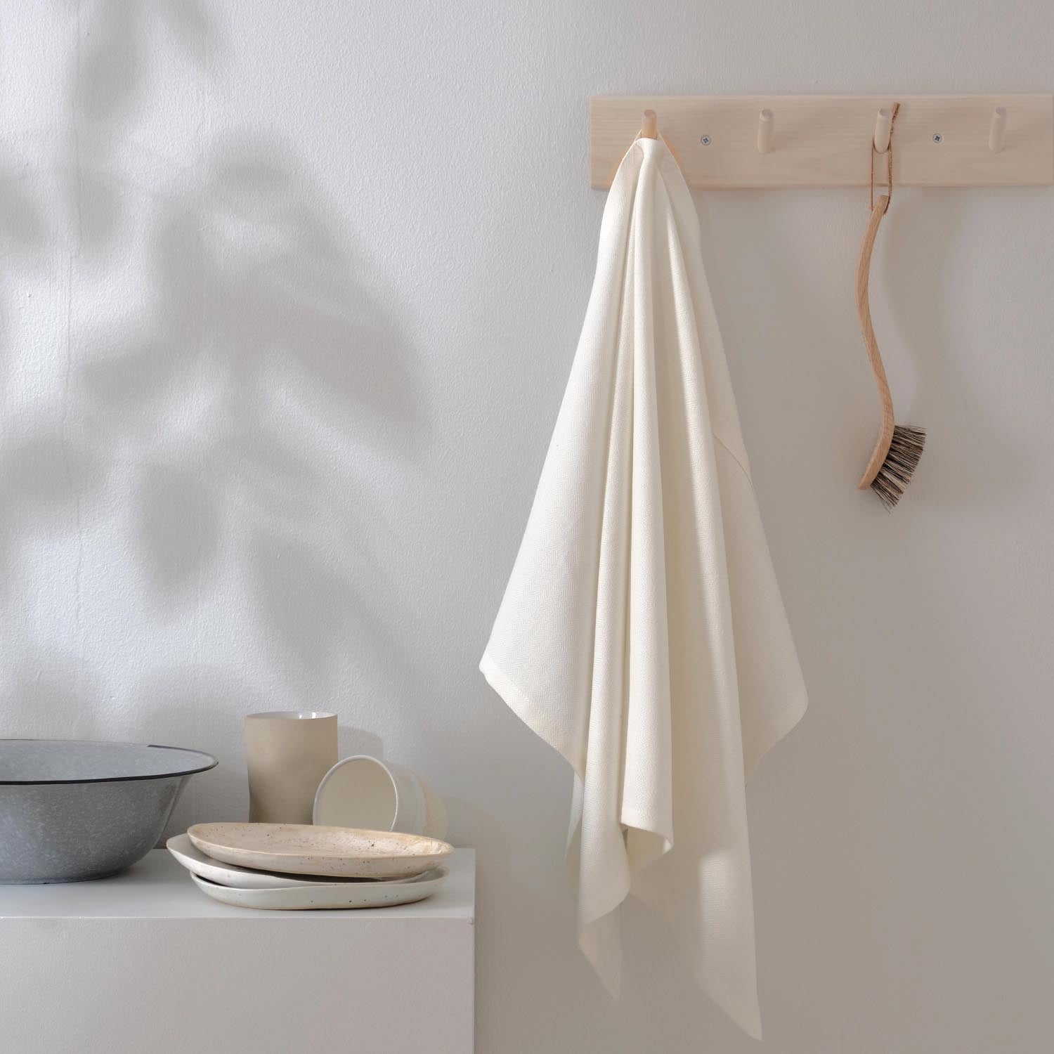 Nachhaltiges Geschirrtuch aus Bio-Baumwolle, 53x86cm, in natürlichem Weiss, umweltfreundlich und elegant von The Organic Company.