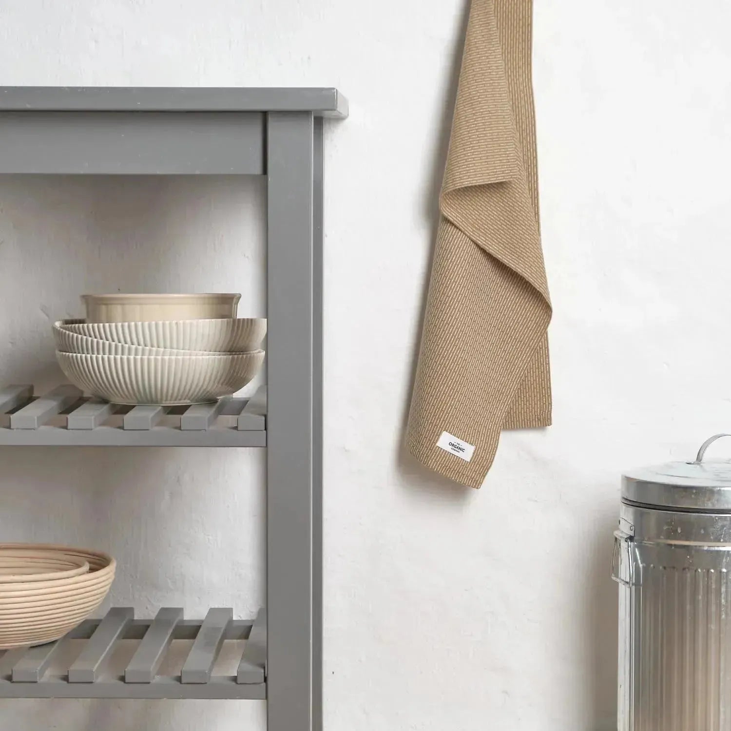 Kleines Geschirrtuch 35x60cm in Khaki Stone aus Biobaumwolle von The Organic Company, nachhaltig und stilvoll für Ihre Küche.