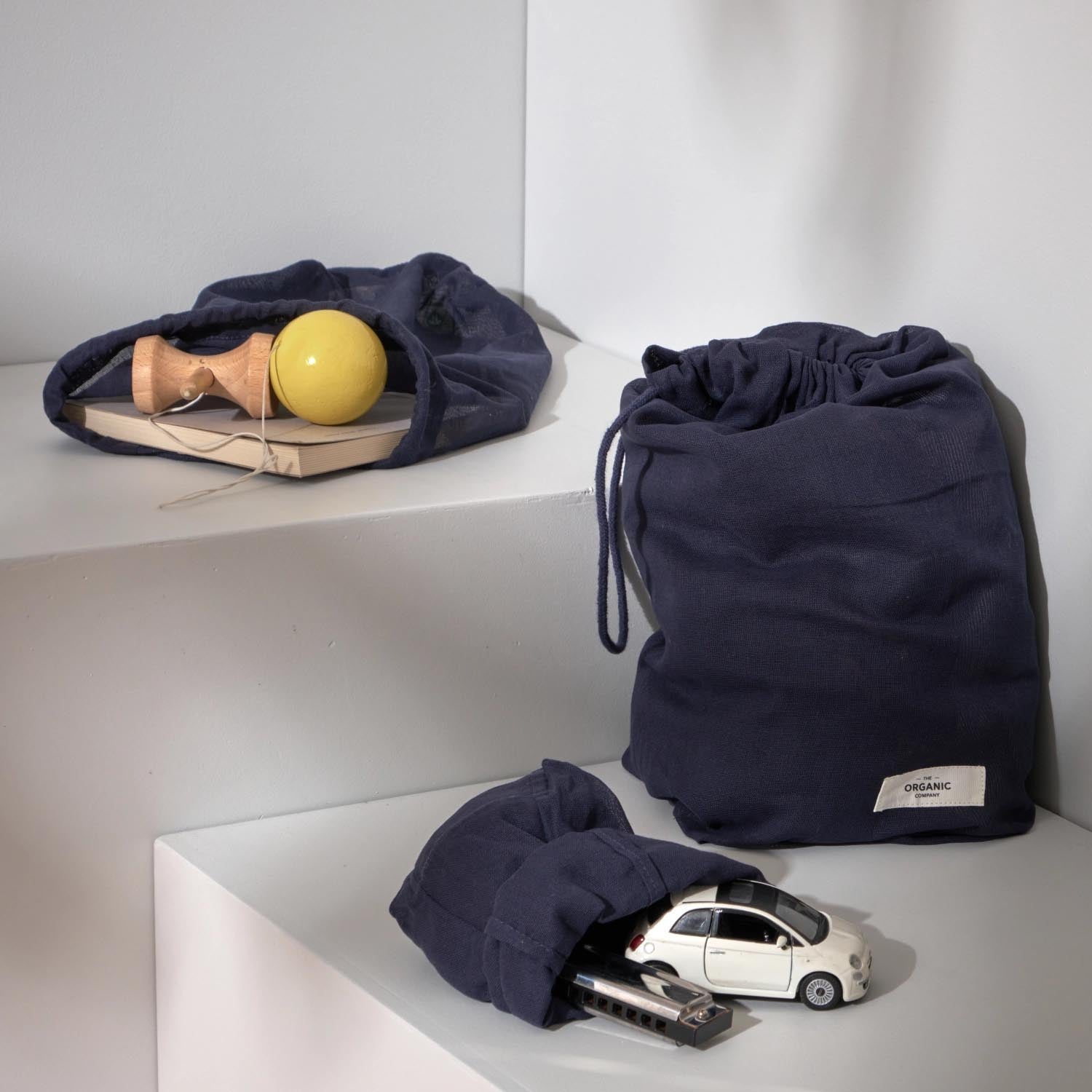 Praktisches 3er Set Beutel aus Bio-Baumwolle in Dunkelblau, vielseitig einsetzbar, in den Größen 16, 24 und 30 cm.