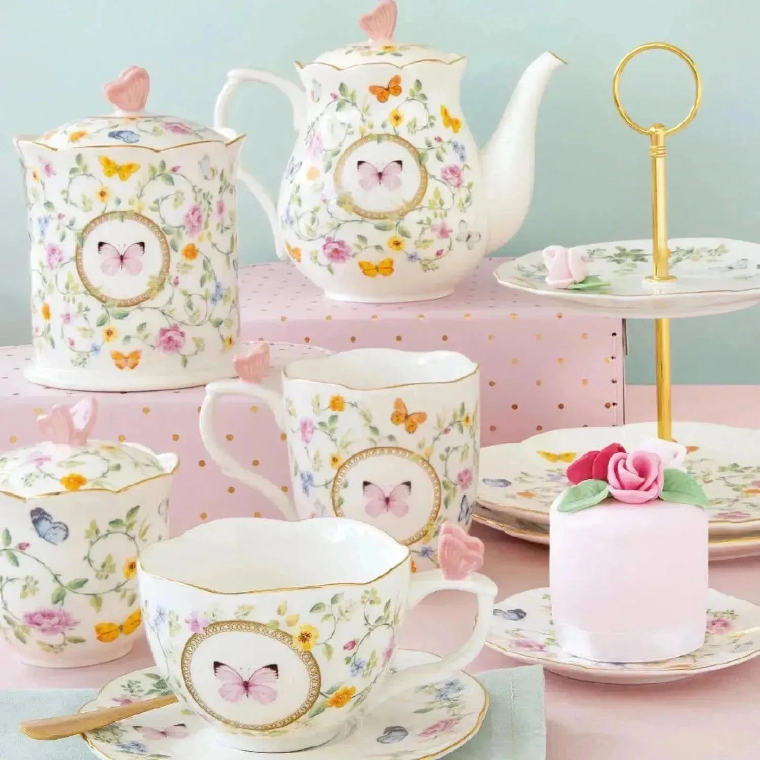 Elegante Porzellan-Teekanne mit 900ml Fassungsvermögen, verziert mit tanzenden Schmetterlingen, ideal für stilvollen Teegenuss.