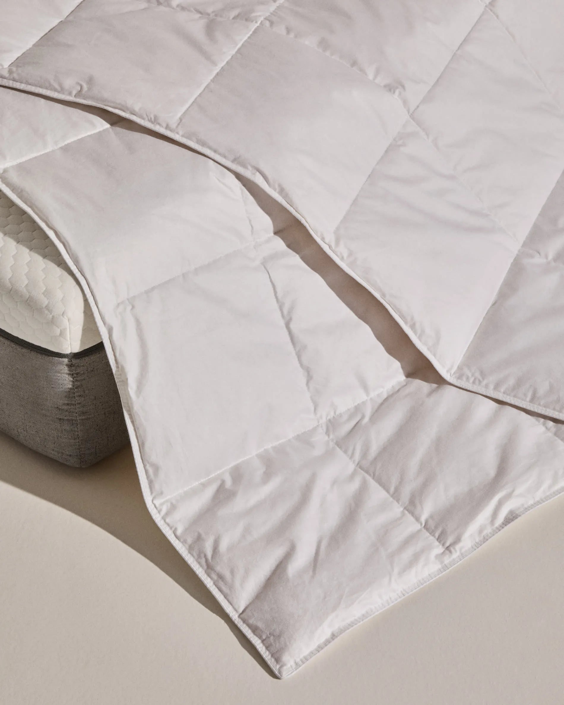Steppdecke Atra, 70% Daunen, 30% Federn, ideal für 80/90 cm Betten, hergestellt in Spanien, von Kave Home.