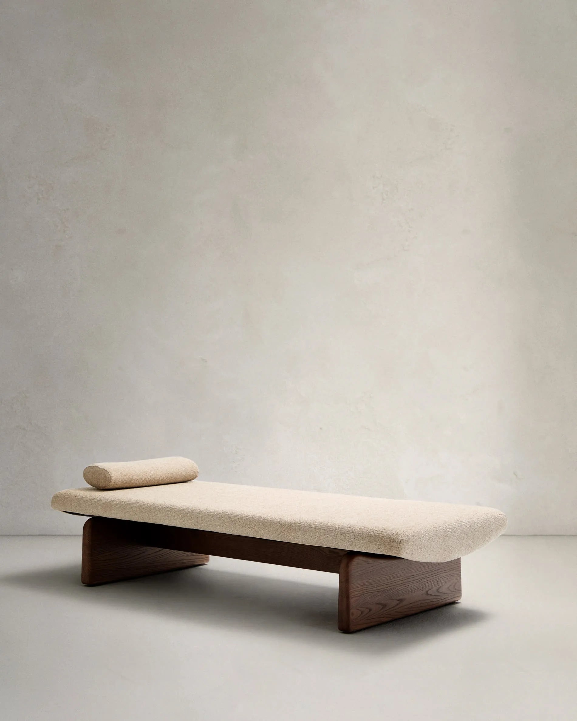 Elegante Chaiselongue Topaz aus beigem Chenille, massivem Eschenholz mit Walnuss-Finish, 200 cm, FSC-zertifiziert, von Kave Home.