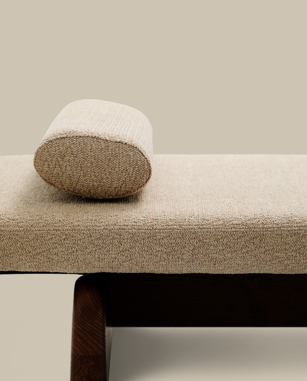 Chaiselongue Topaz aus beigefarbenem Chenille und massivem Eschenholz mit Walnuss-Finish 200 cm FSC 100% in Beige präsentiert im Onlineshop von KAQTU Design AG. Tagesbett ist von Kave Home