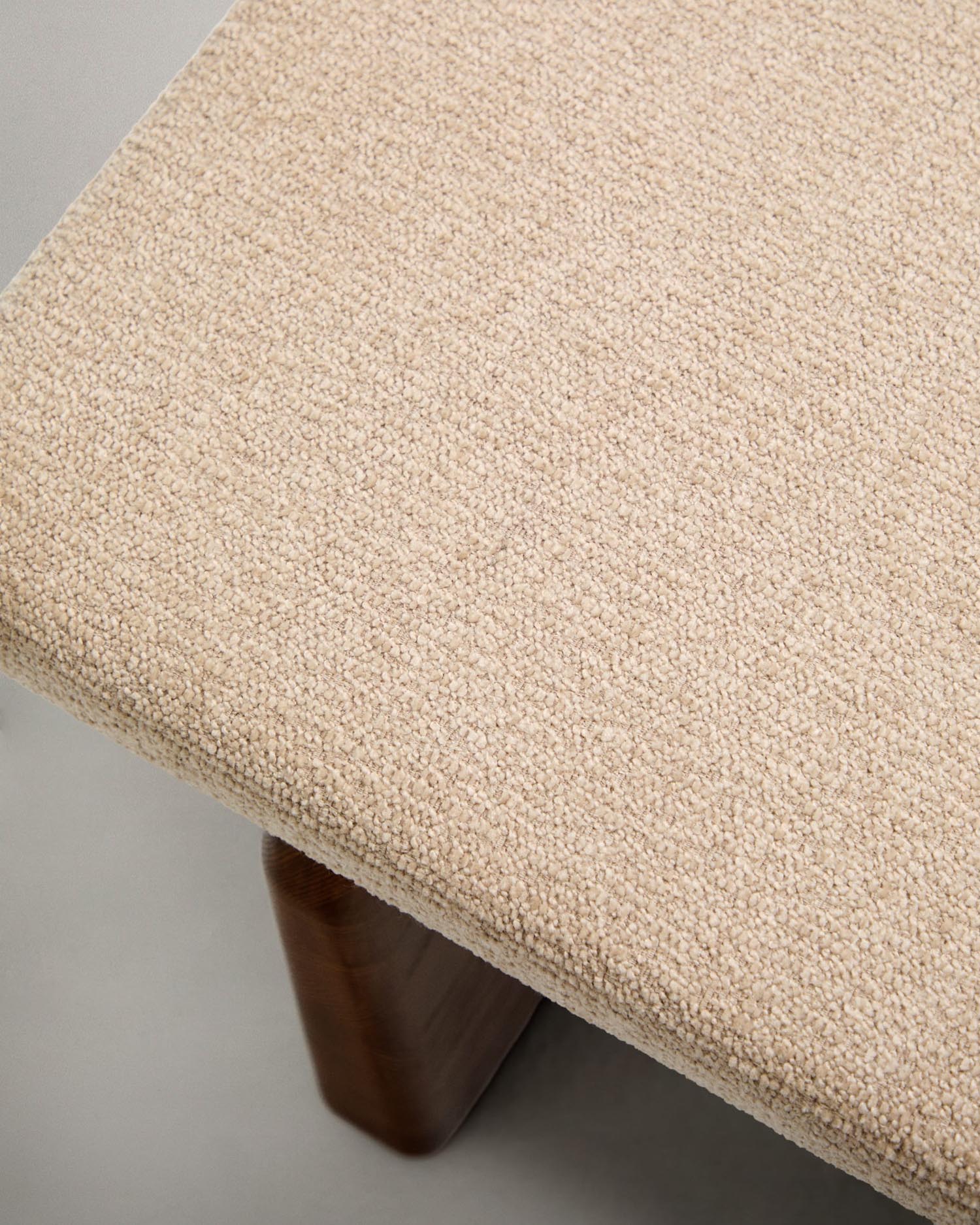 Elegante Chaiselongue Topaz aus beigem Chenille und robustem Eschenholz mit Walnuss-Finish, perfekt für gemütliche Wohnambiente.