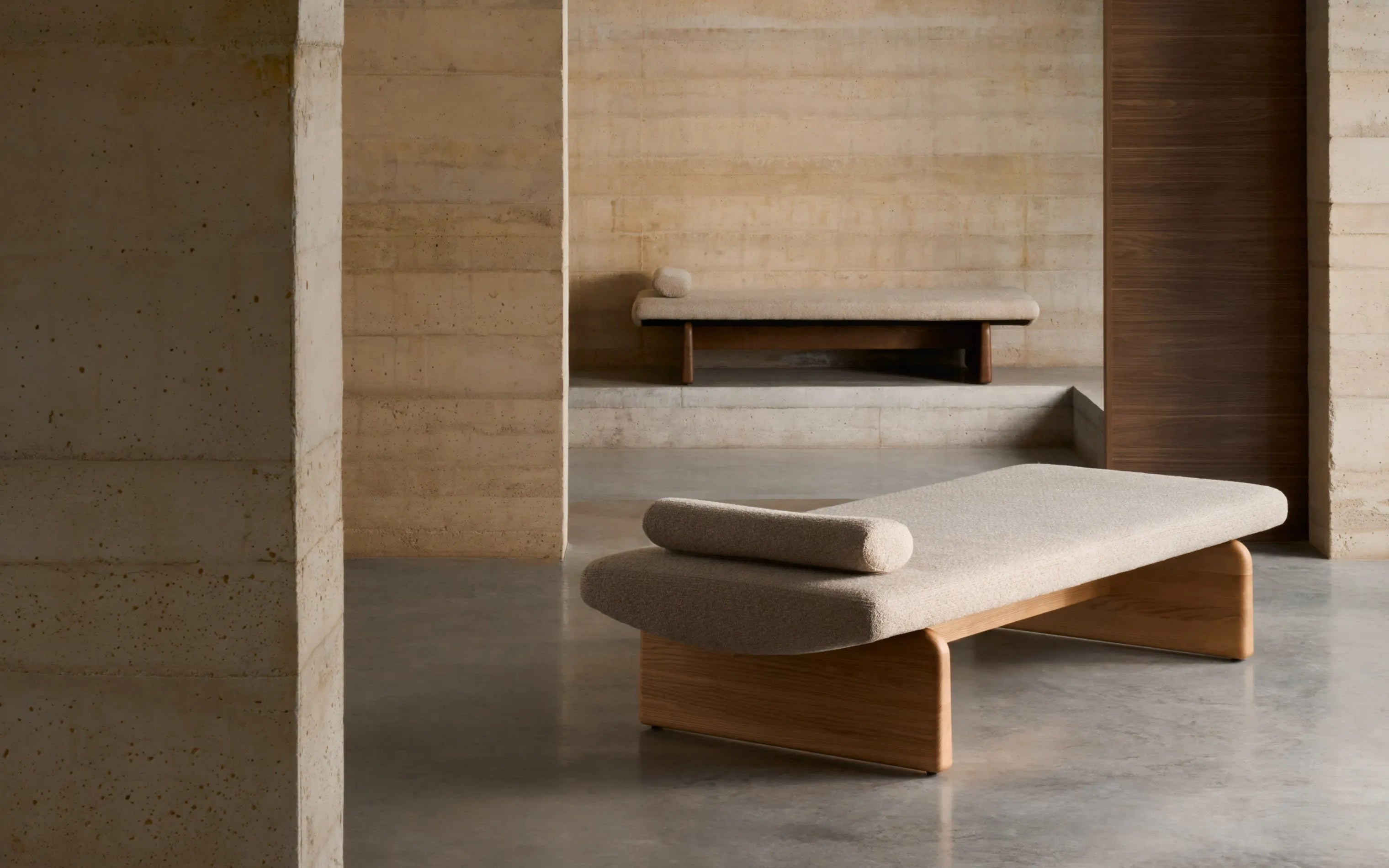 Stilvolle Chaiselongue Topaz aus beigem Chenille, massivem Eschenholz mit Walnuss-Finish, 200 cm, FSC 100%, von Kave Home.