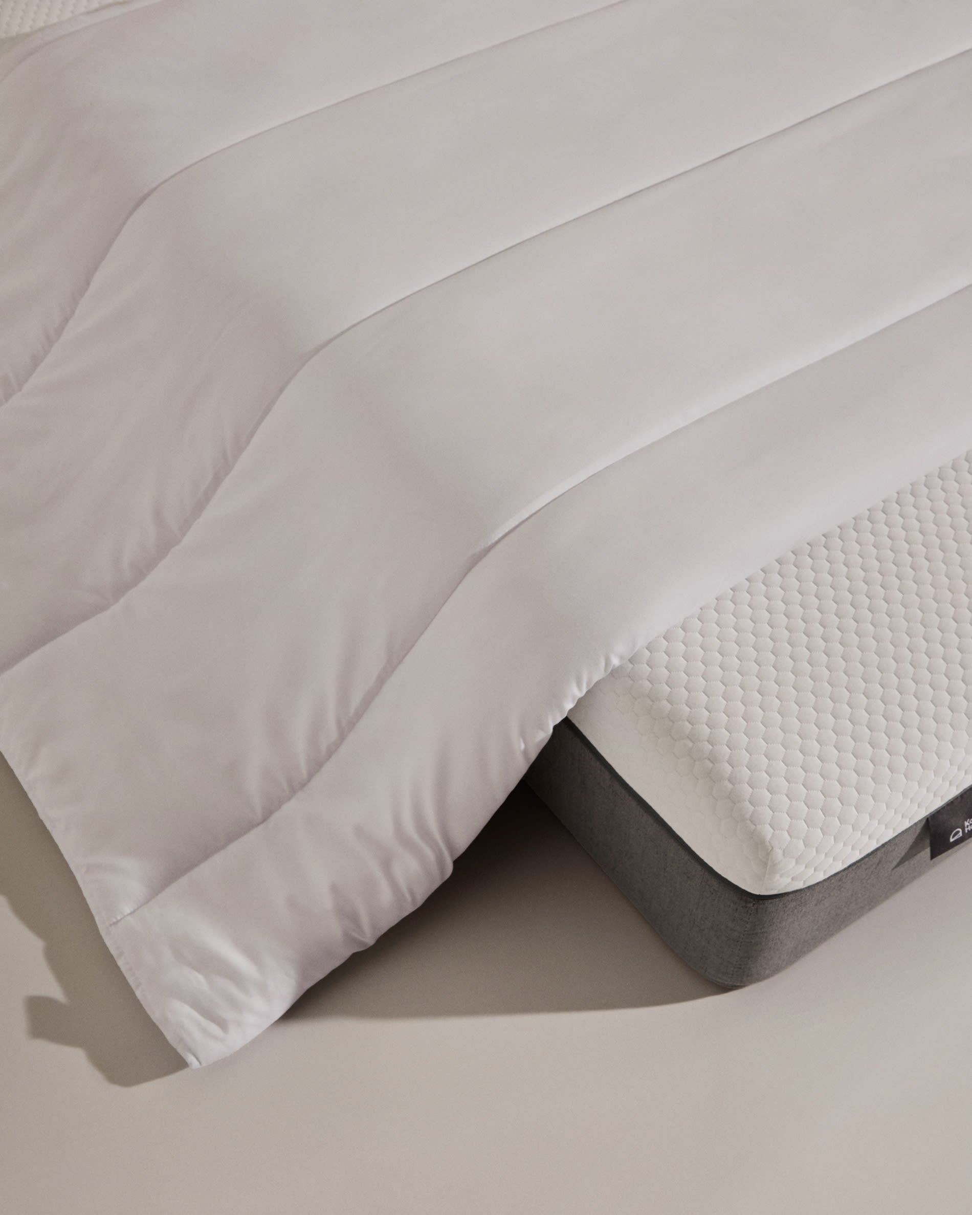 Luxuriöse Steppdecke Atra, gefüllt mit 70% Daunen und 30% Federn, perfekt für 150/160 cm Betten, made in Spain.