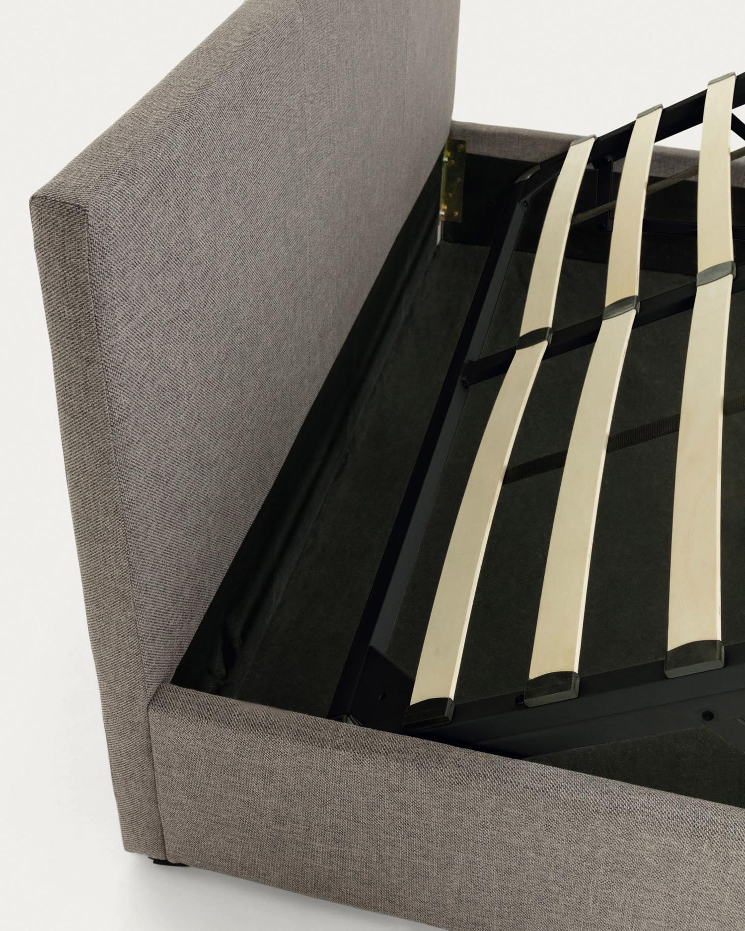 Das stilvolle Nahiri Bett in Grau von Kave Home mit Stauraum ist ideal für Matratzen 180x200 cm und vereint Design mit Funktionalität.