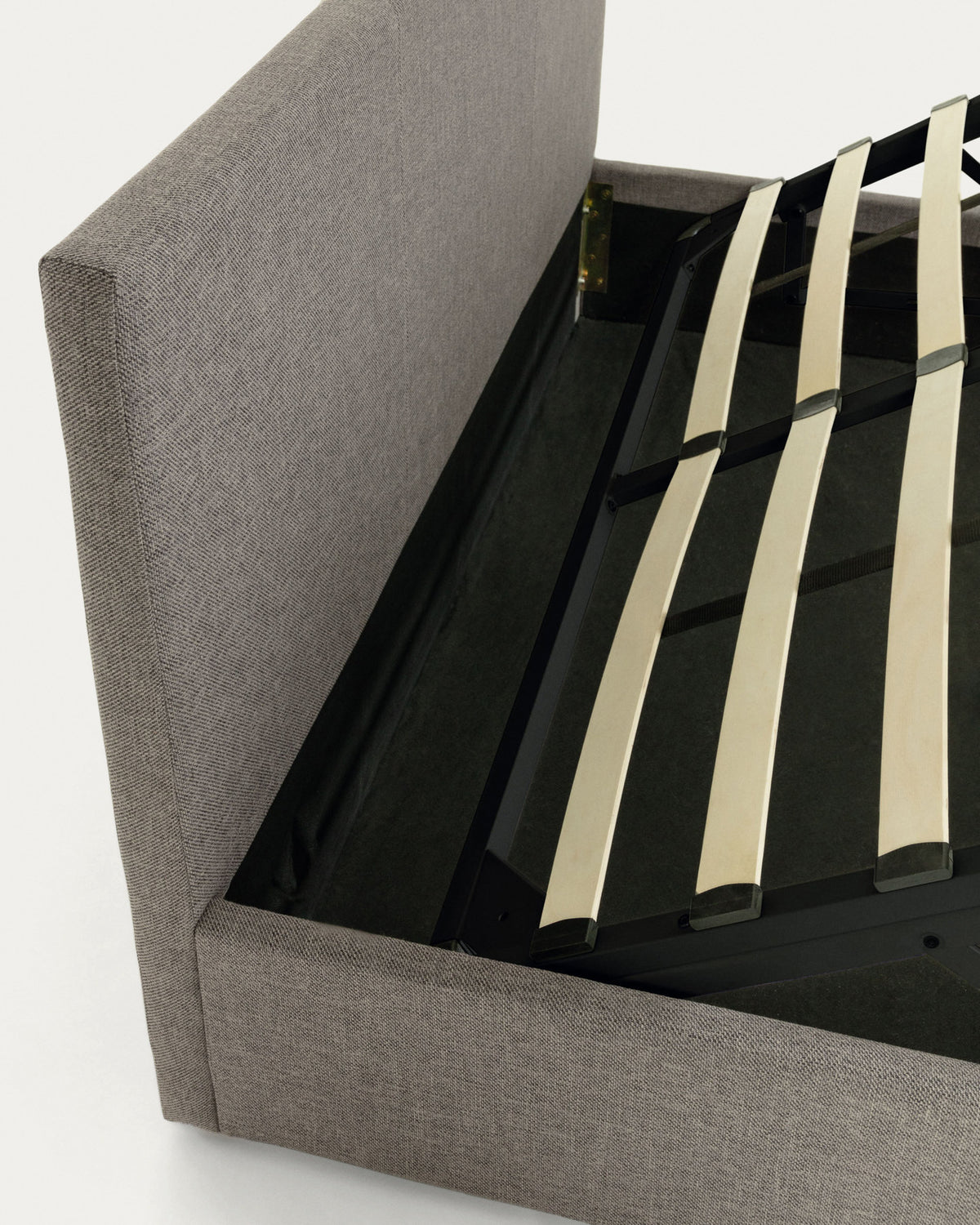 Nahiri Bett mit Stauraum in Grau für Matratze 150 x 200 cm in Grau präsentiert im Onlineshop von KAQTU Design AG. Bett ist von Kave Home