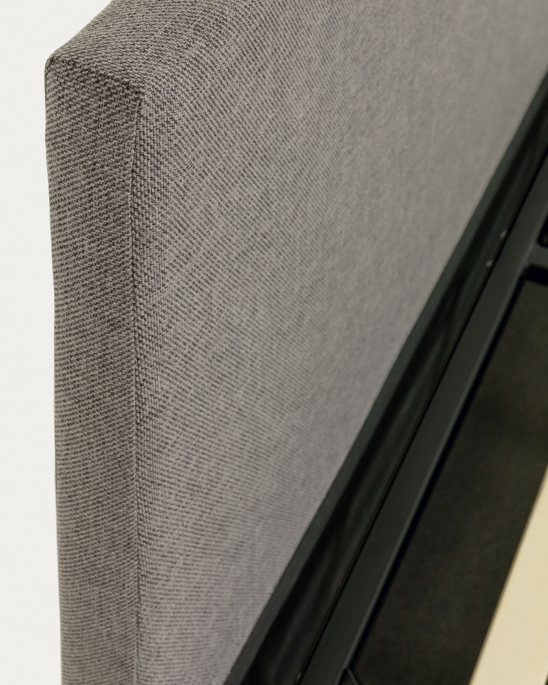 Elegantes Nahiri Bett in Grau mit cleverem Stauraum für 150x200 cm Matratzen – ideal für stilvolle und funktionale Schlafzimmer.