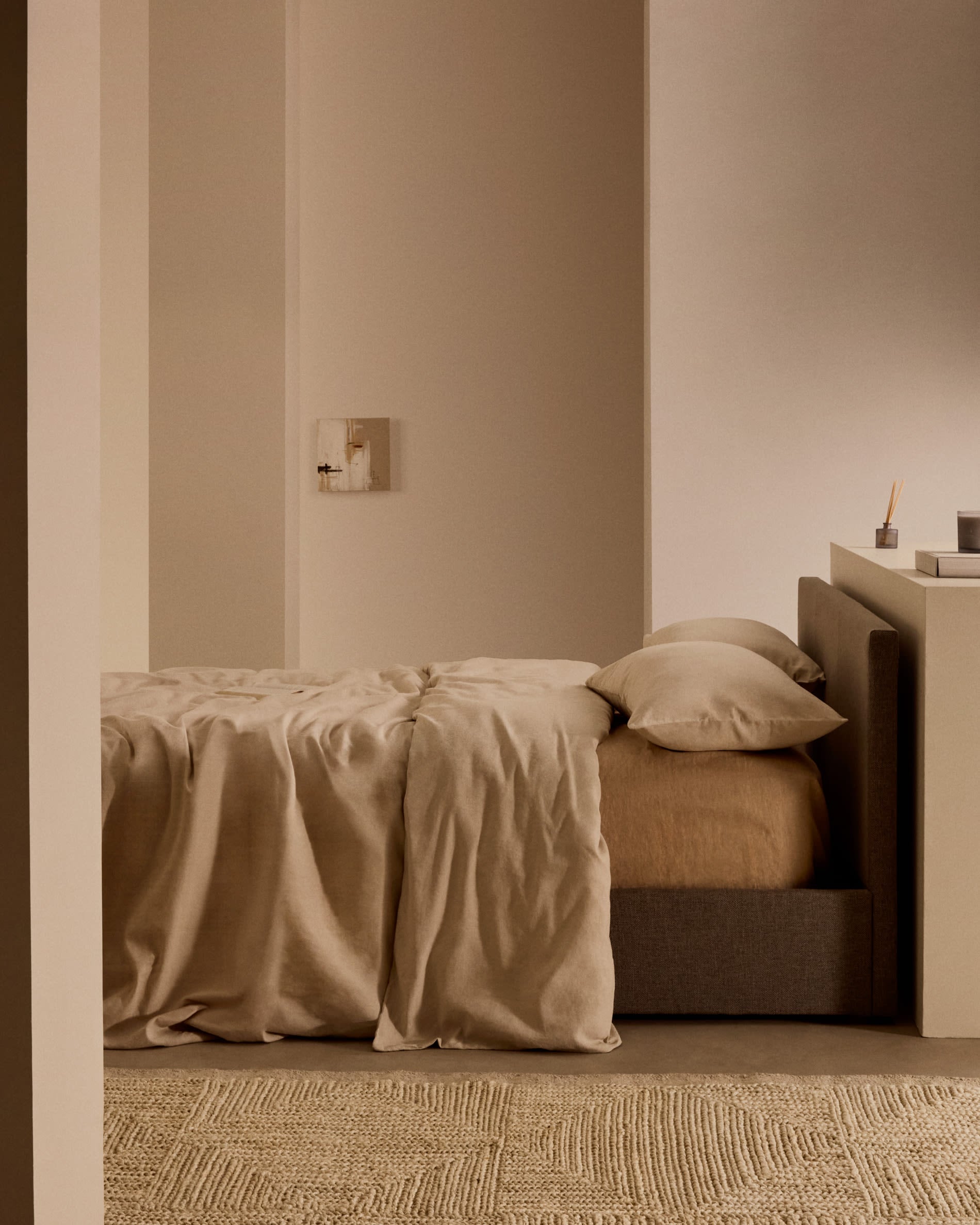 Stilvolles Nahiri Bett in Grau mit integriertem Stauraum, passend für 150x200 cm Matratzen, ideal für zeitgemäße Wohnräume.
