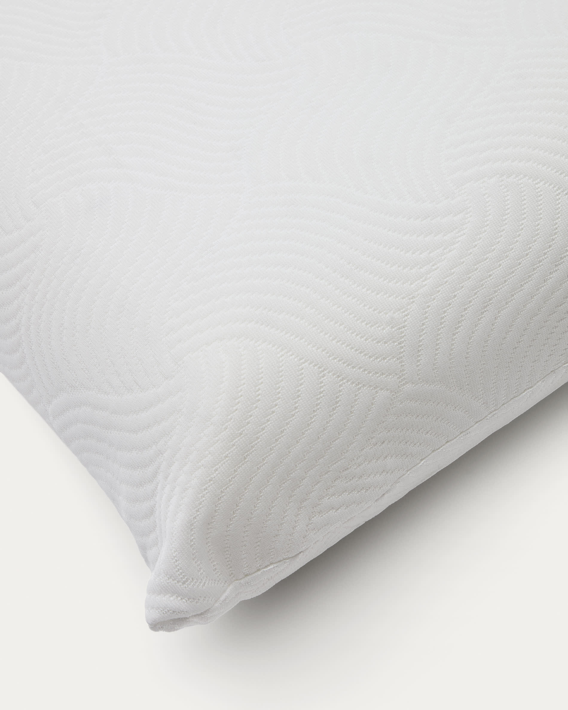 Entdecken Sie das Sasa Kissen von Kave Home: 33 x 70 cm, stilvoll, pflegeleicht und ergonomisch für optimalen Sitzkomfort in jedem Raum.