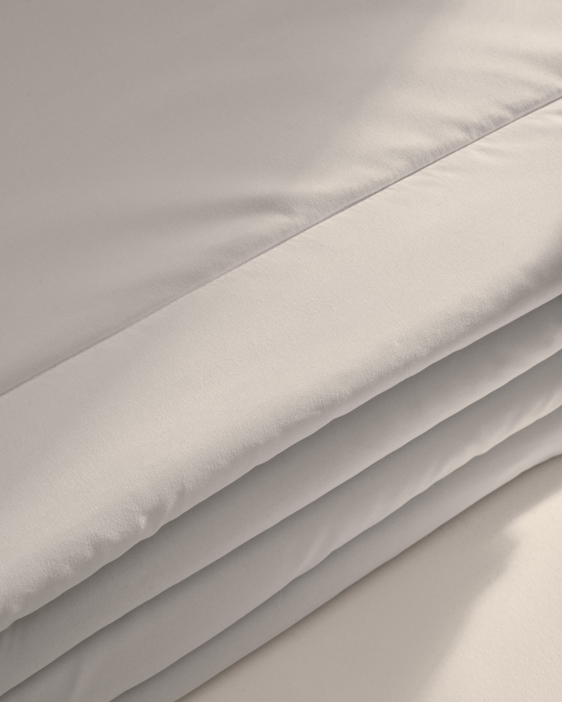 Luxuriöse Atra Steppdecke, 70% Daunen, 30% Federn, ideal für 180 cm Betten, hergestellt in Spanien von Kave Home.