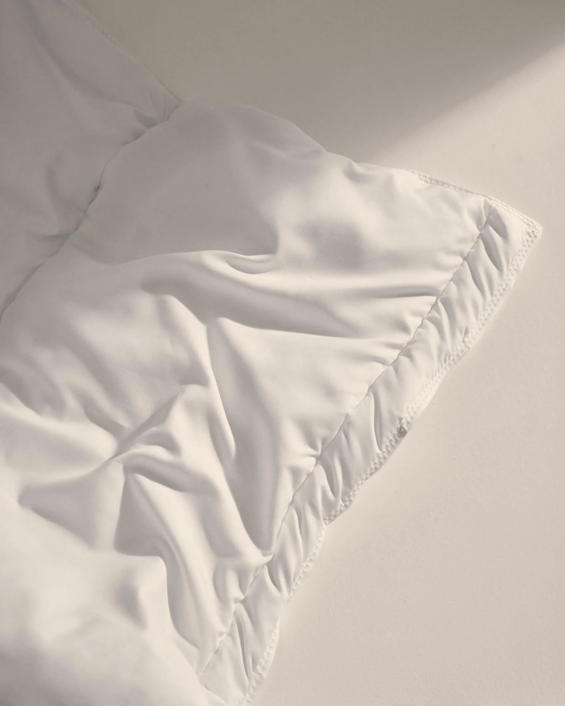 Luxuriöse Atra Steppdecke, 70% Daunen, 30% Federn, ideal für 180 cm Betten, gefertigt in Spanien von Kave Home.