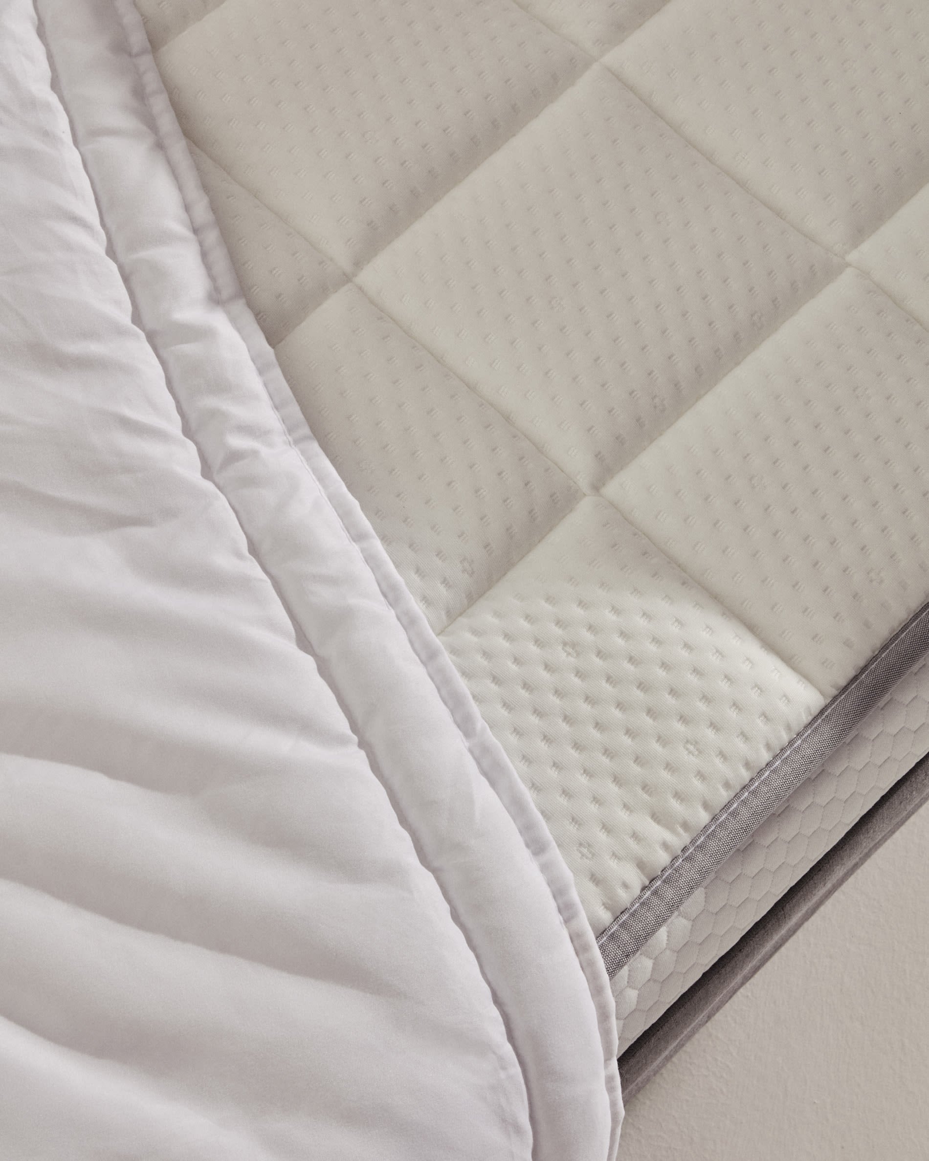 Luxuriöse Atra Steppdecke, 70% Daunen, 30% Federn, ideal für 180 cm Betten, gefertigt in Spanien von Kave Home.