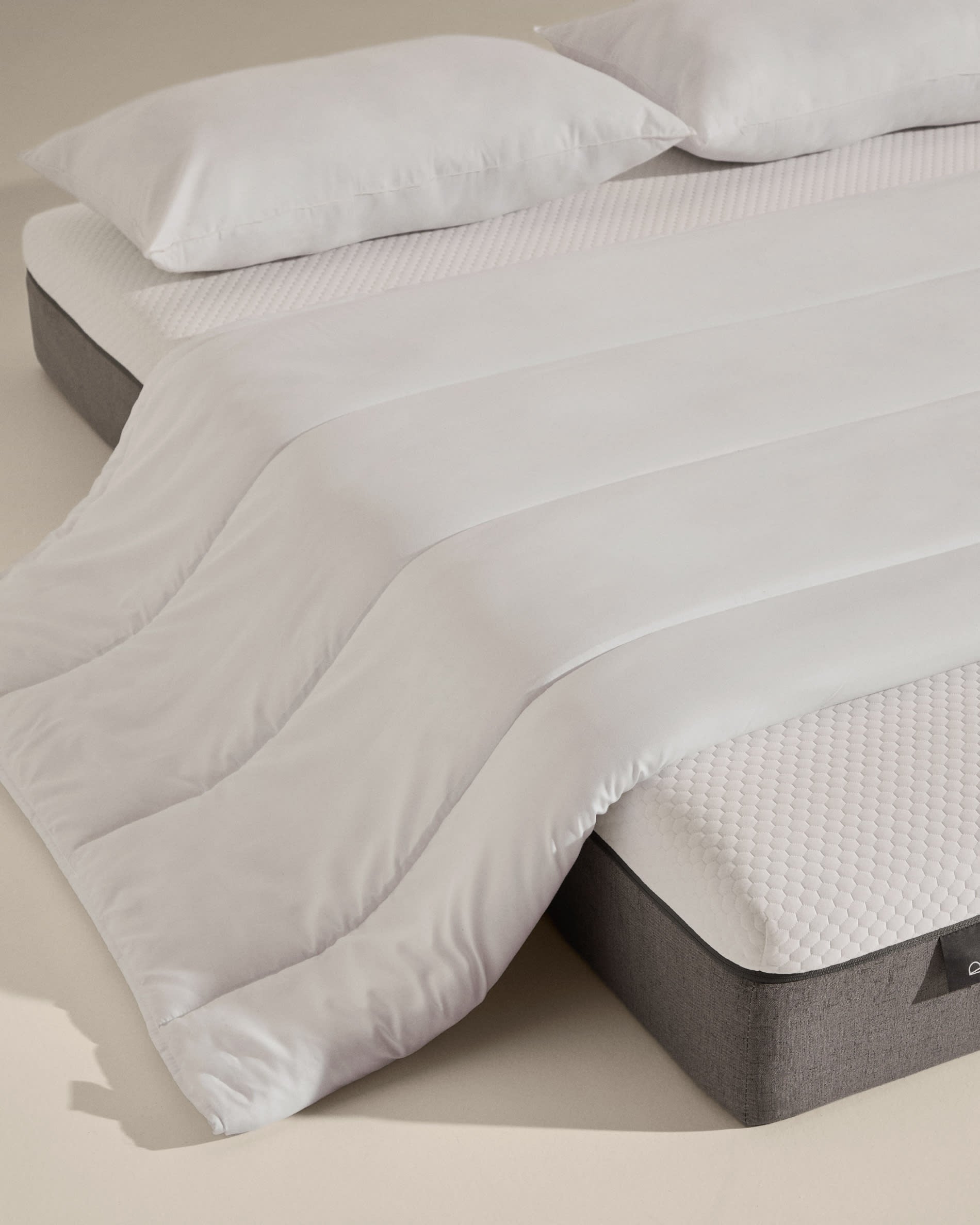Luxuriöse Atra Steppdecke, 70% Daunen, 30% Federn, ideal für 180 cm Betten, gefertigt in Spanien von Kave Home.