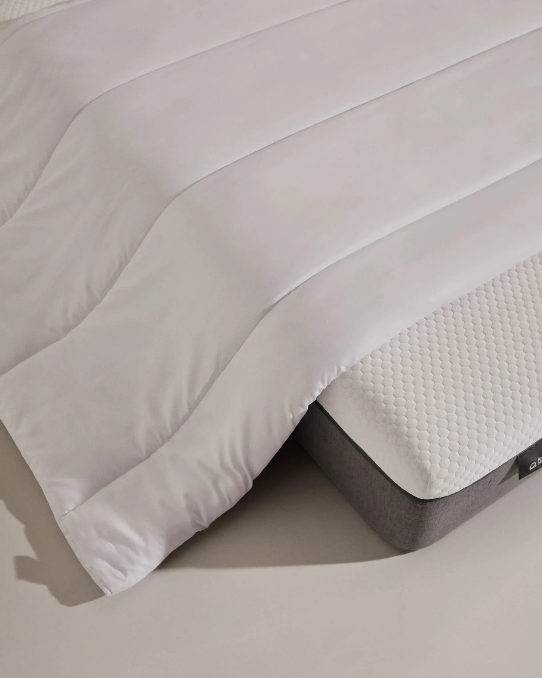 Luxuriöse Steppdecke Atra, gefüllt mit 70% Daunen und 30% Federn, ideal für 180 cm Betten, hergestellt in Spanien.