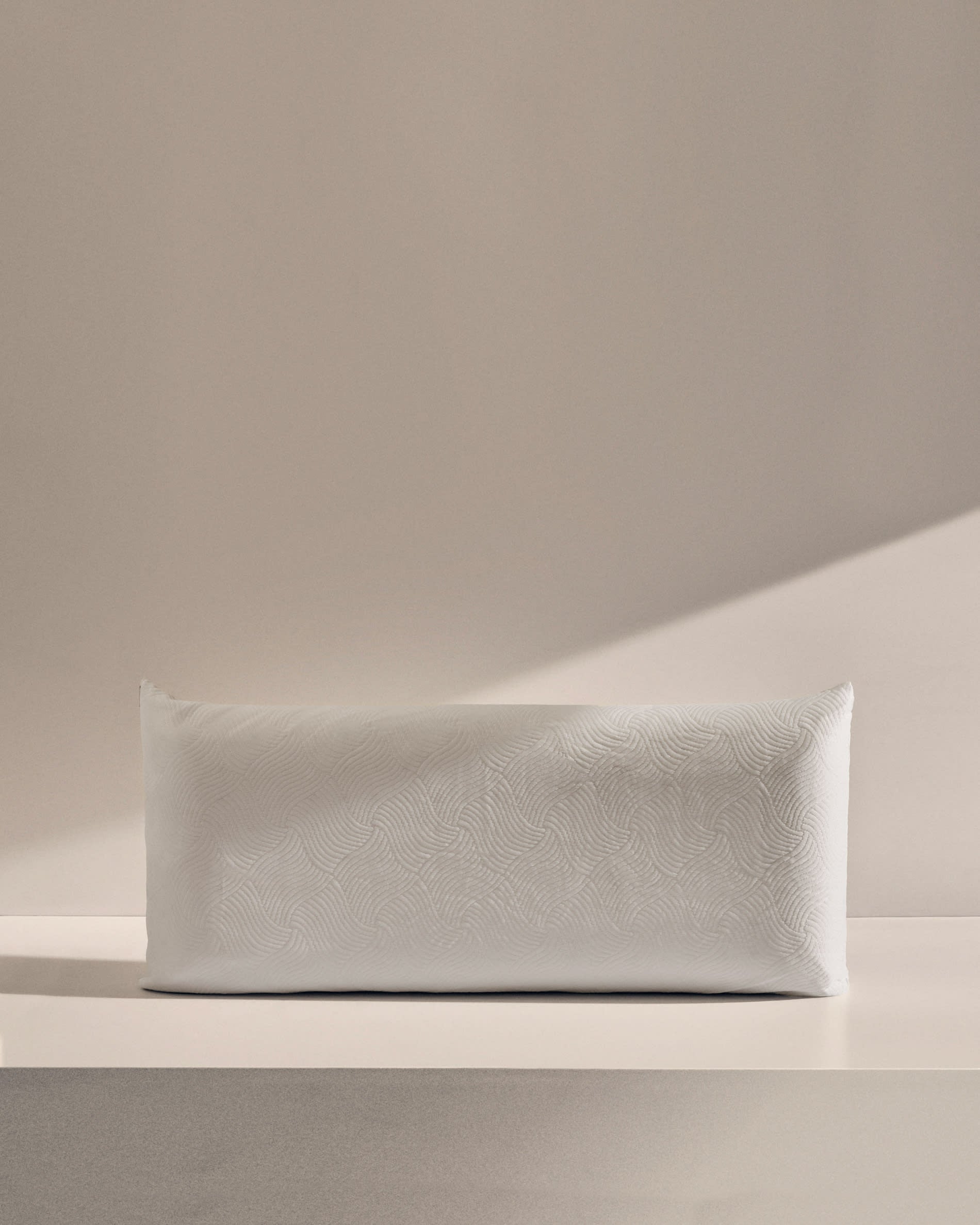 Das Sasa Kissen von Kave Home: Komfort und Stil vereint, ideal für Sitz- und Nackenunterstützung, in elegantem Design.