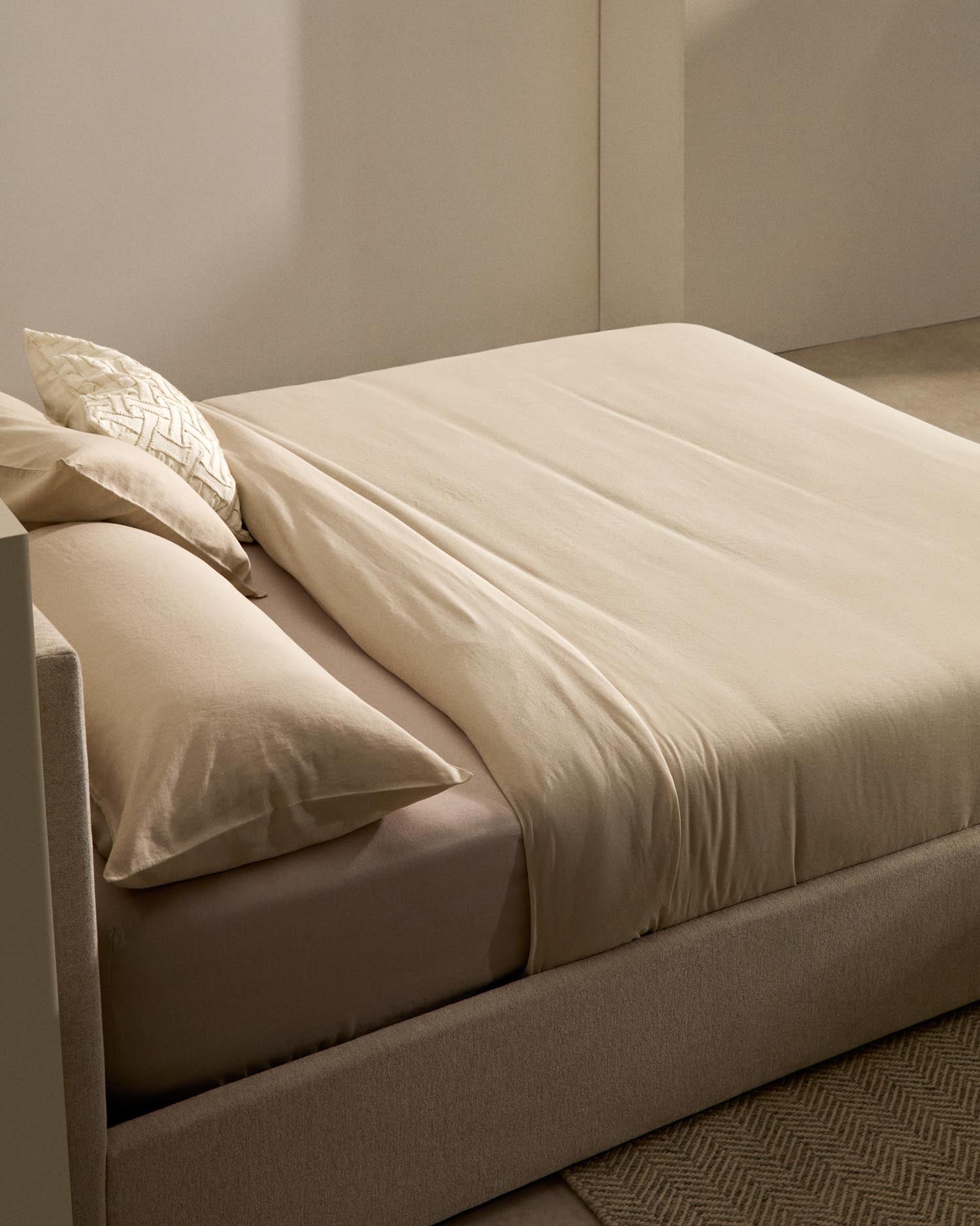 Bett mit Bettkasten Nahiri in beiger Chenille für Matratzen 160 x 200 cm in Beige präsentiert im Onlineshop von KAQTU Design AG. Bett ist von Kave Home