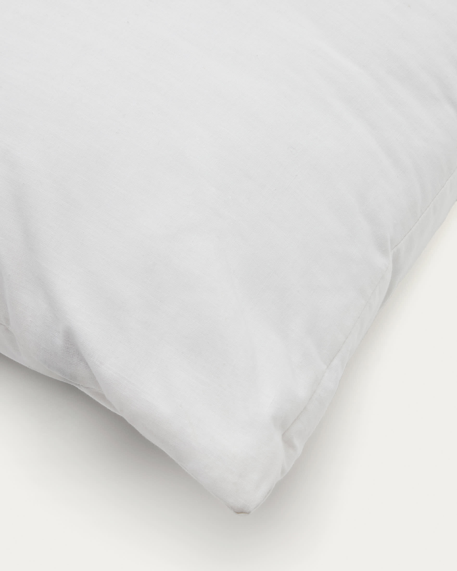 Das Duca-Kopfkissen von Kave Home (90x40 cm) vereint 10% Daunen und 90% Federn für optimalen Schlafkomfort und Unterstützung.