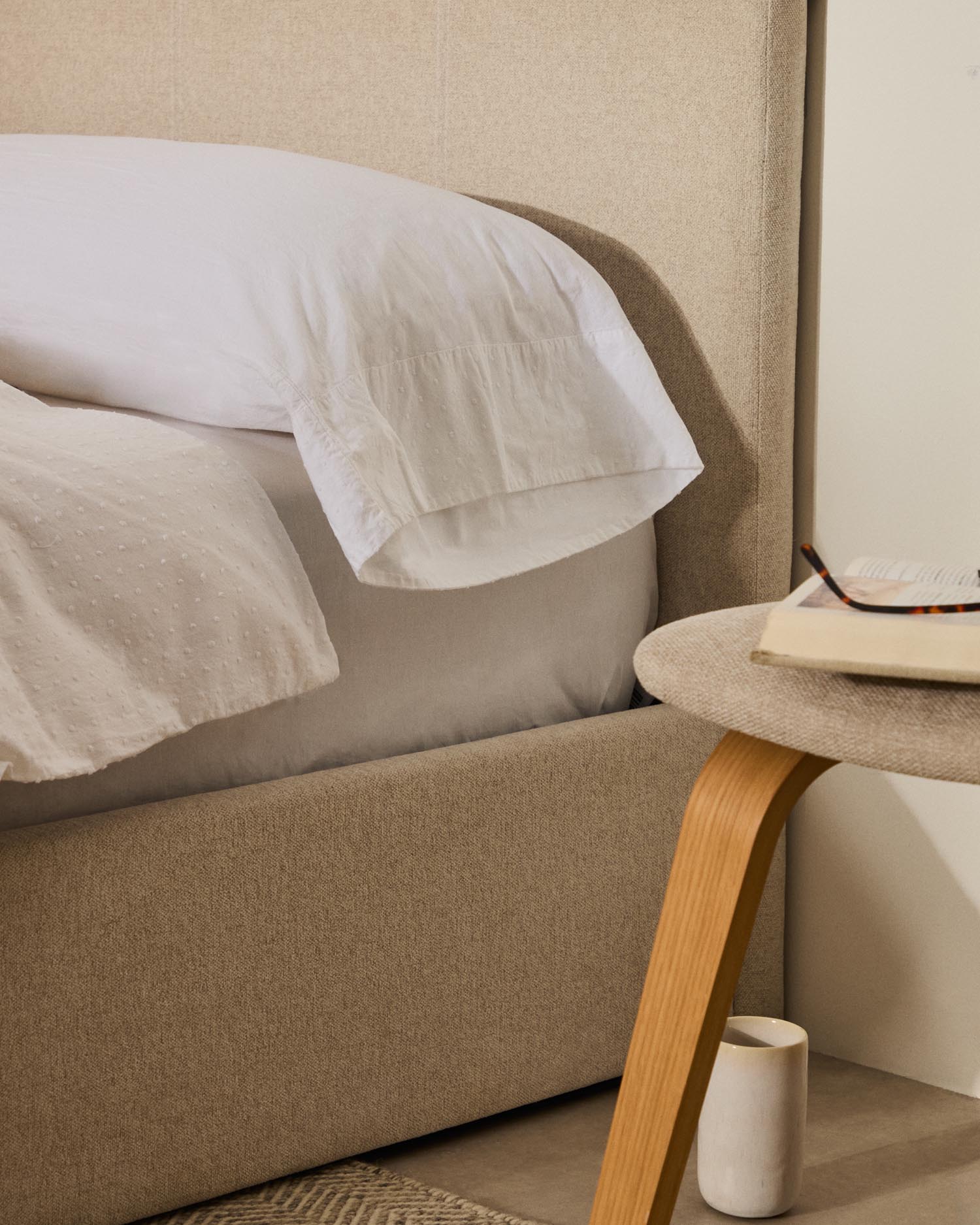 Bett mit Bettkasten Nahiri in beiger Chenille für Matratzen 90 x 200 cm in Beige präsentiert im Onlineshop von KAQTU Design AG. Bett ist von Kave Home