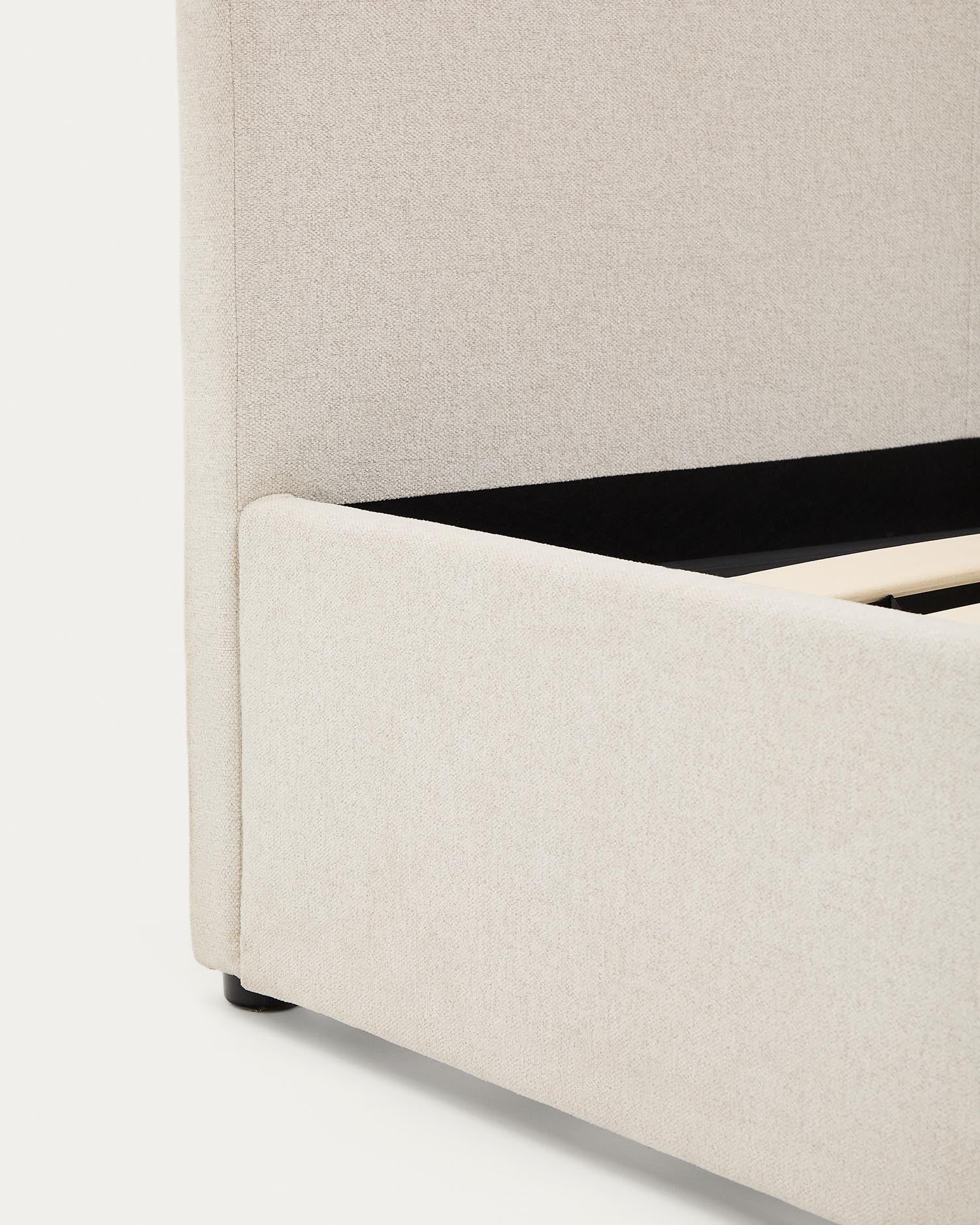 Entdecken Sie das stilvolle Bett Nahiri in beiger Chenille, das mit einem praktischen Bettkasten und hochwertiger Verarbeitung überzeugt – ideal für Ihr Schlafzimmer!